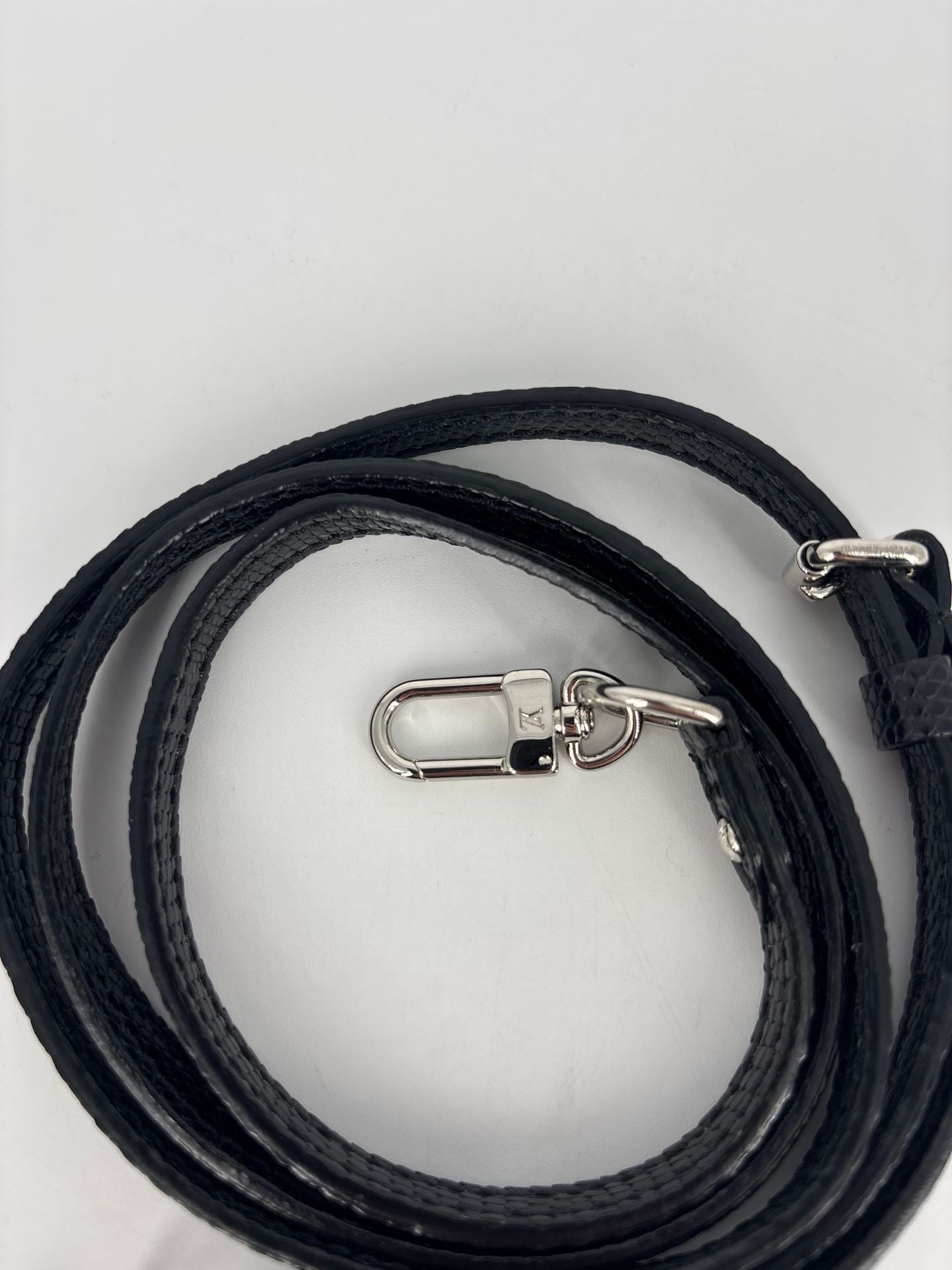 Bandoulière Louis Vuitton cuir noir réglable crochets argentés-3