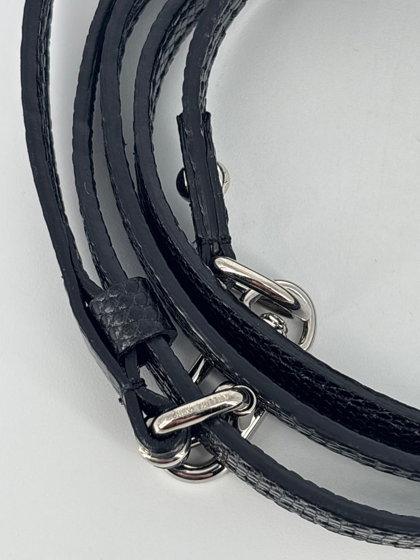 Bandoulière Louis Vuitton cuir noir réglable crochets argentés-4