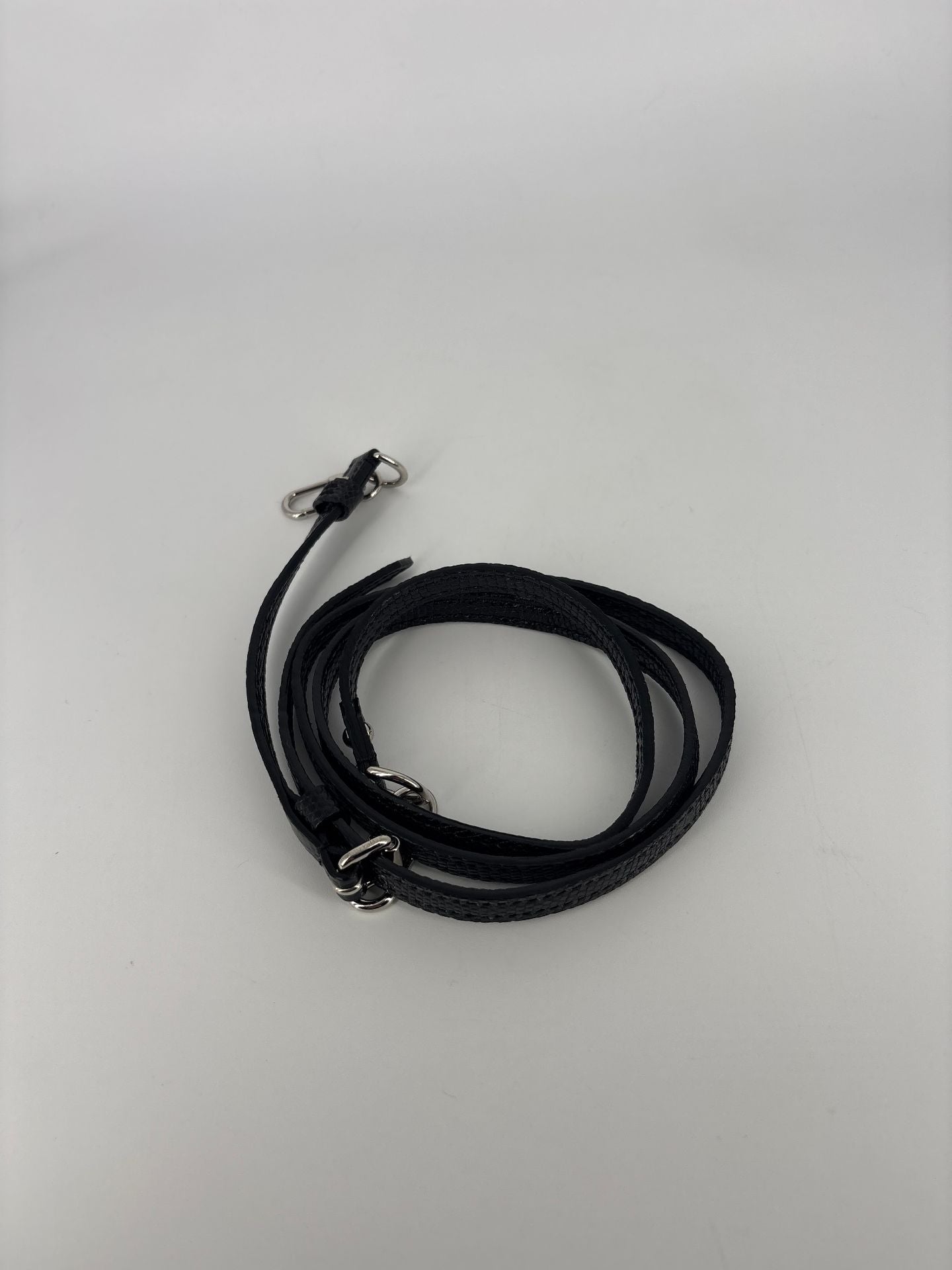 Bandoulière Louis Vuitton cuir noir réglable crochets argentés-5