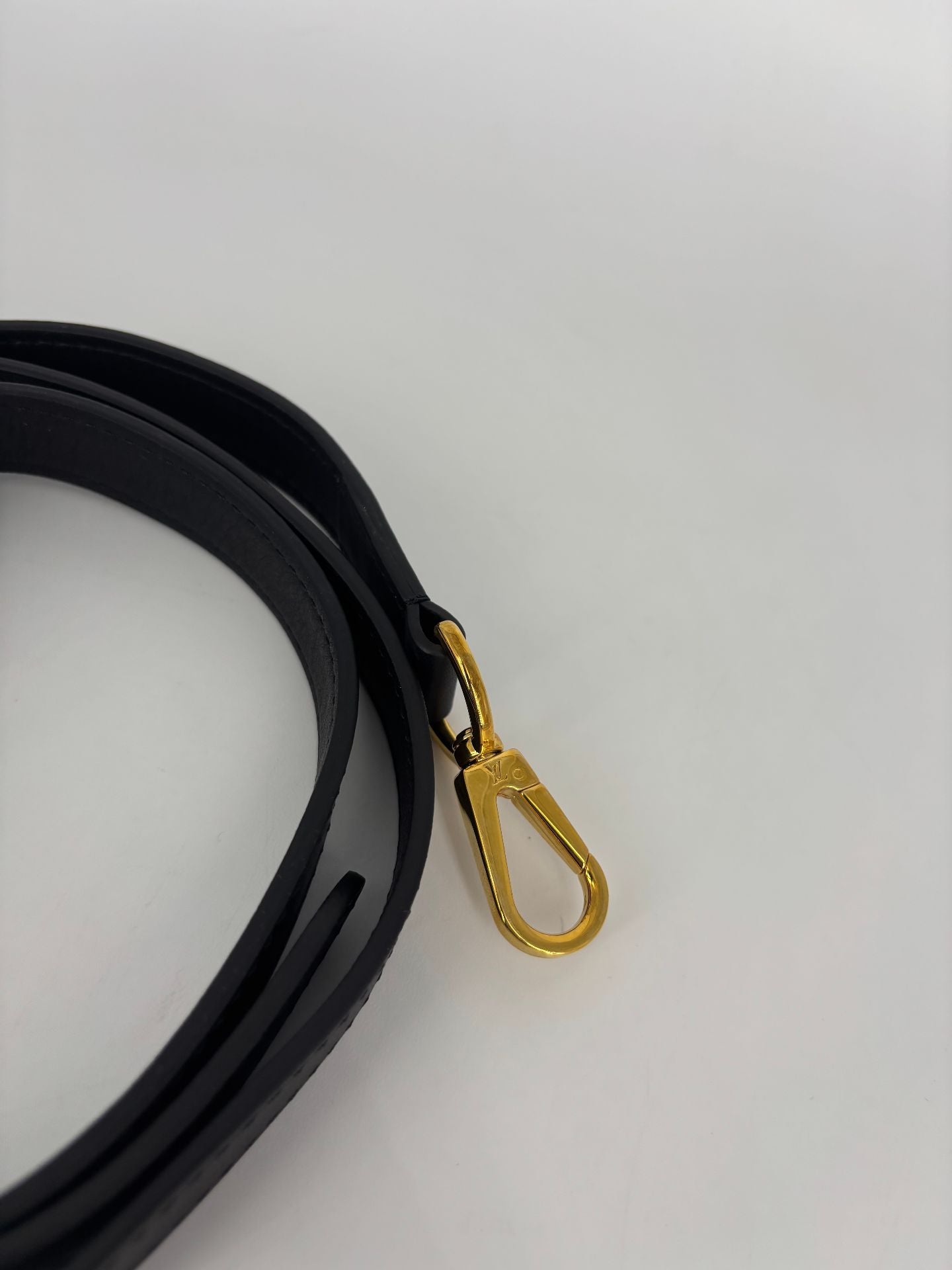 Bandoulière Louis Vuitton cuir noir embout doré siglé LV – 110 cm-2