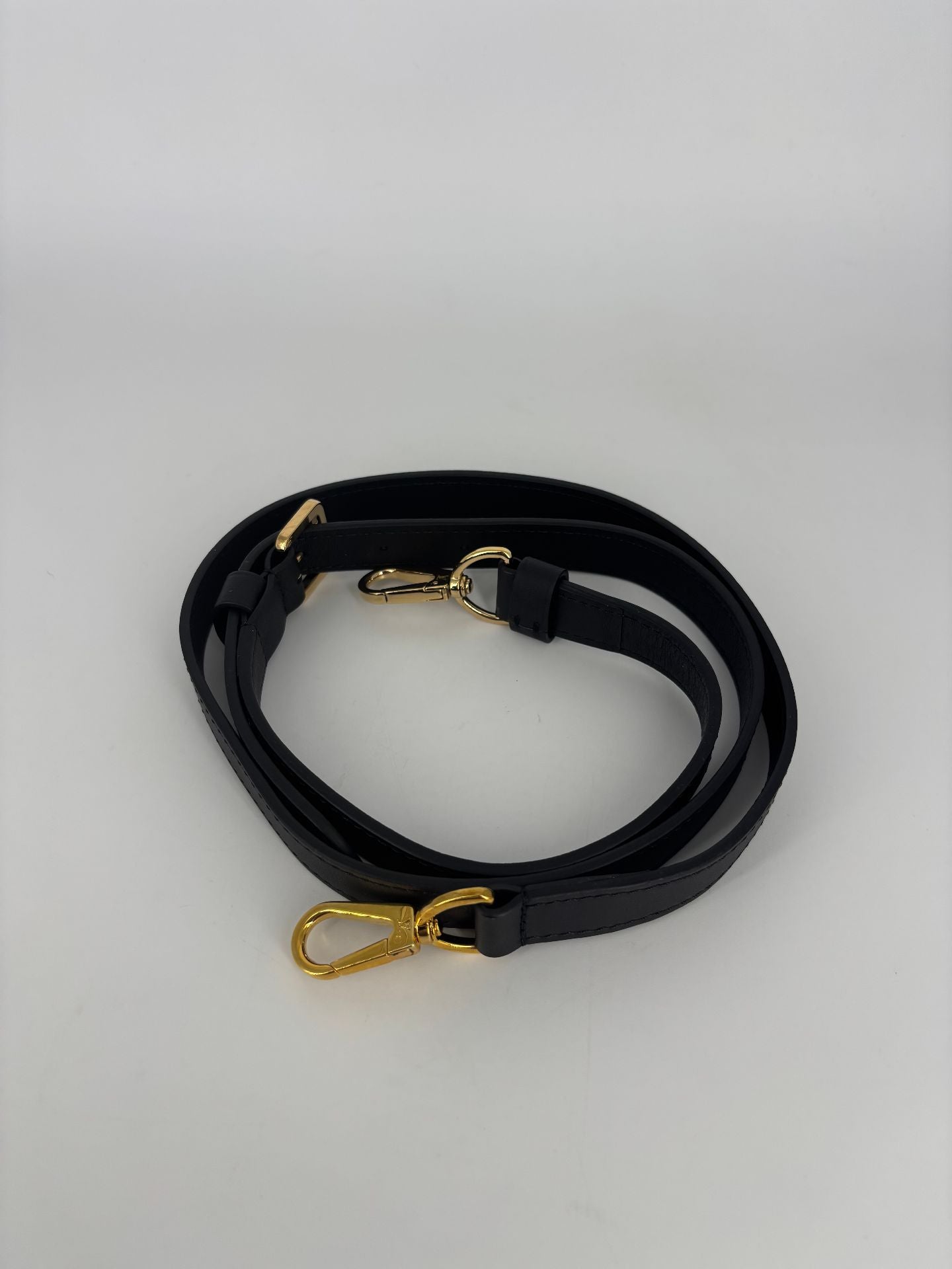 Bandoulière Louis Vuitton cuir noir embout doré siglé LV – 110 cm-3