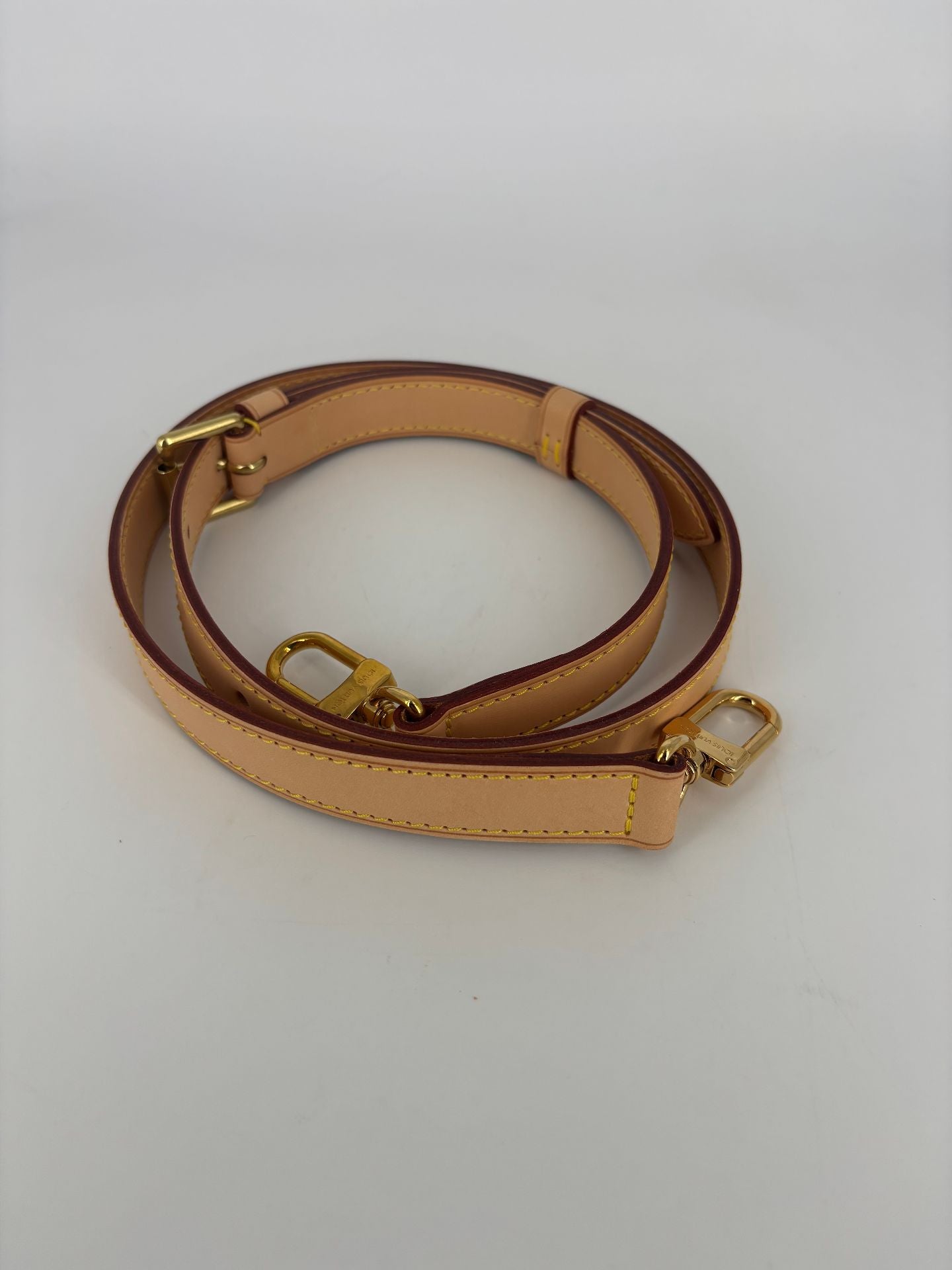 Bandoulière Louis Vuitton cuir beige réglable crochets dorés-4