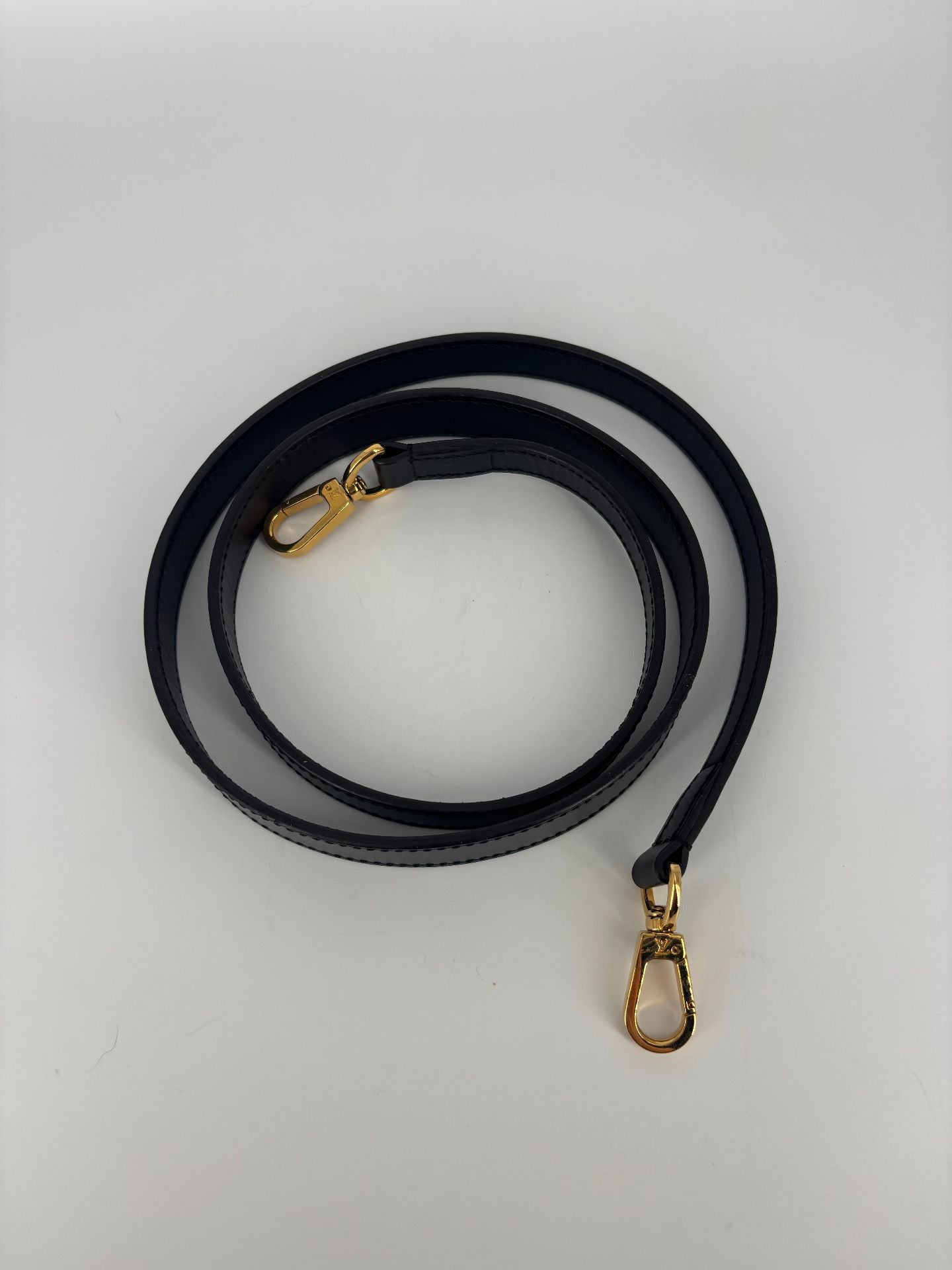 Bandoulière Louis Vuitton cuir noir plein crochets dorés – 110 cm-1