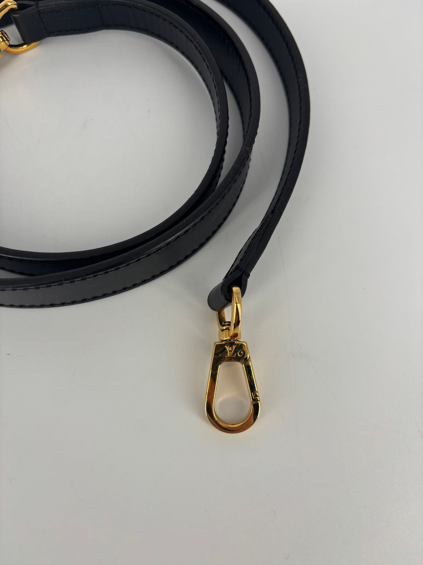 Bandoulière Louis Vuitton cuir noir plein crochets dorés – 110 cm-2