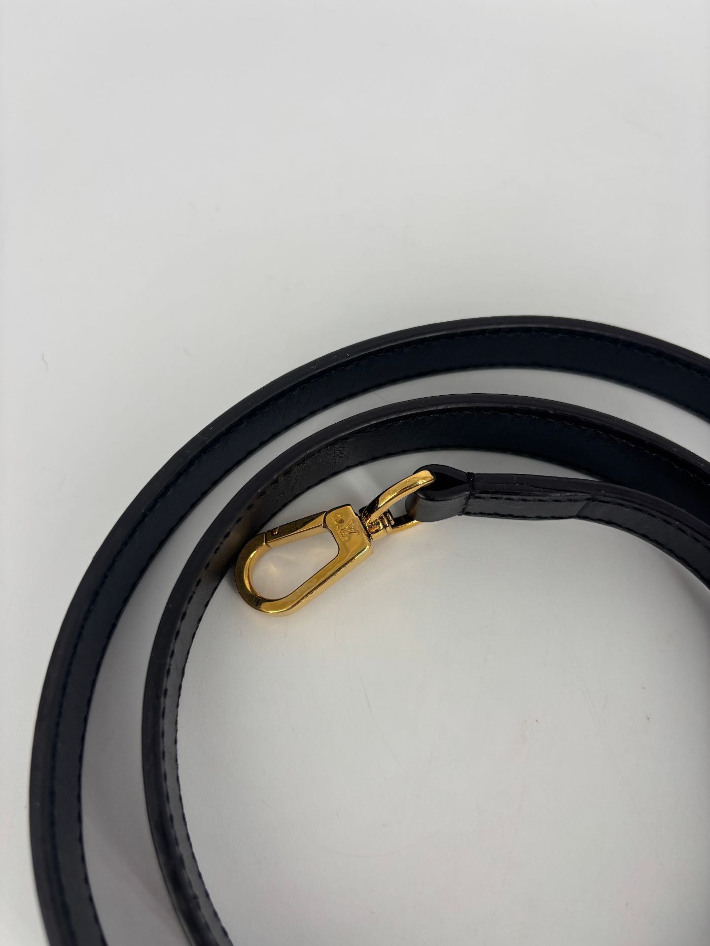 Bandoulière Louis Vuitton cuir noir plein crochets dorés – 110 cm-3