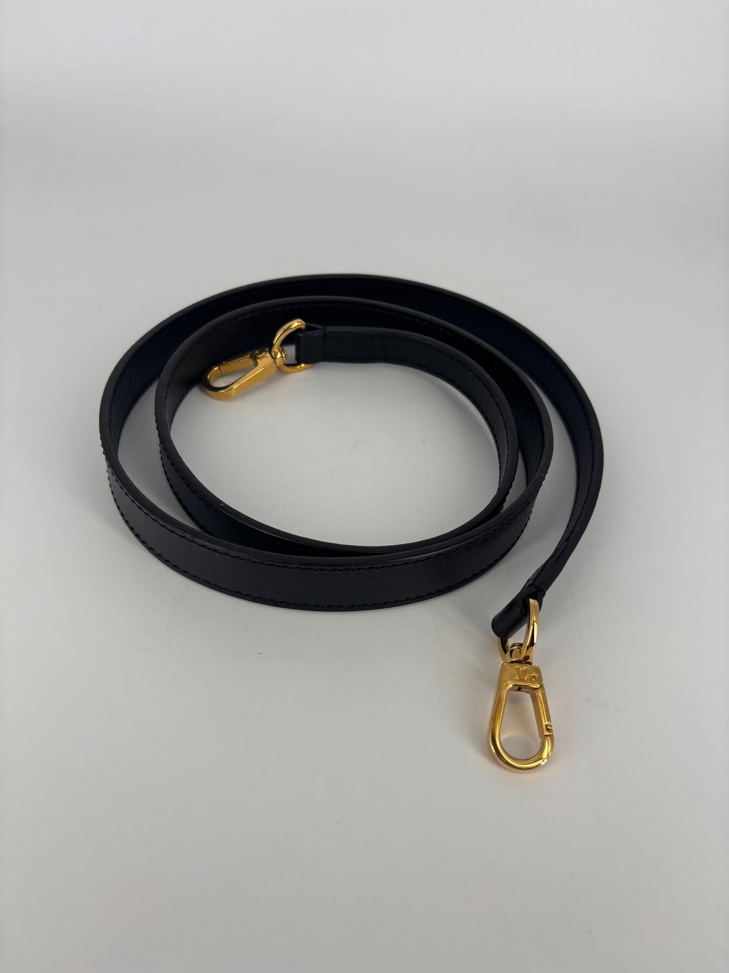Bandoulière Louis Vuitton cuir noir plein crochets dorés – 110 cm-4