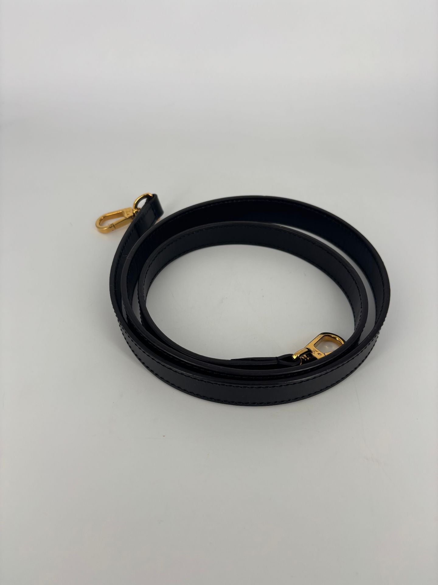 Bandoulière Louis Vuitton cuir noir plein crochets dorés – 110 cm-5