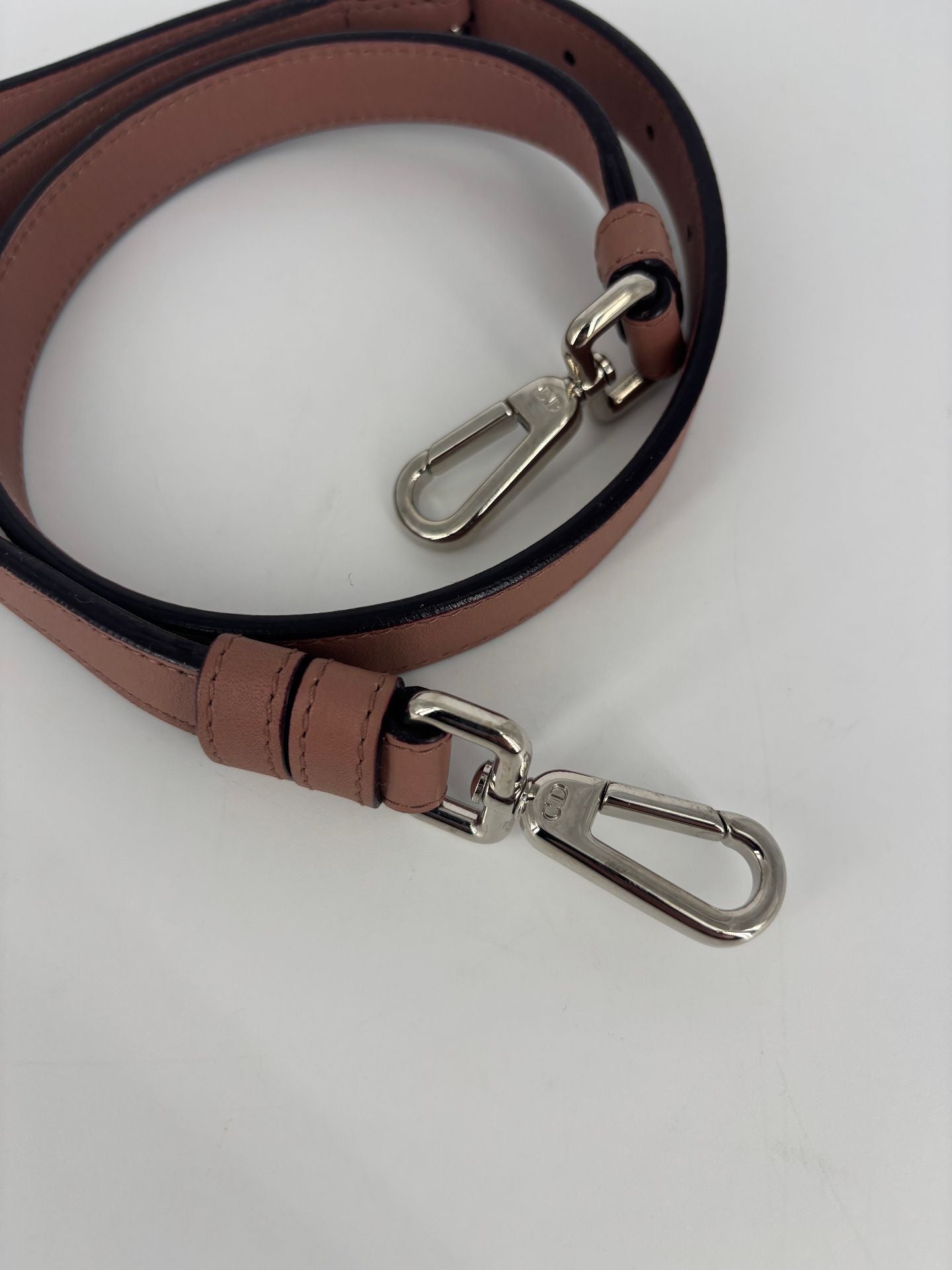 Bandoulière Dior cuir grainé vieux rose embout argenté réglable-4