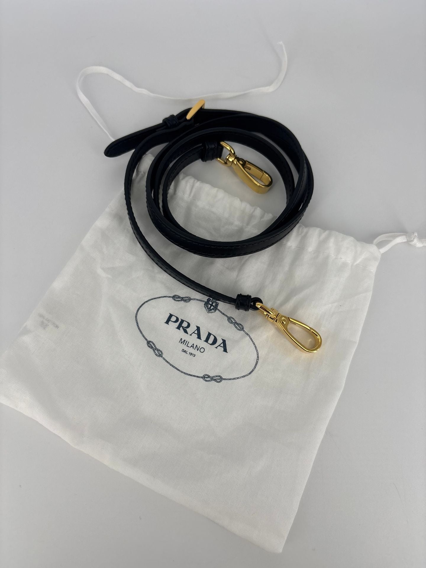 Bandoulière Prada cuir noir crochets dorés réglable-1