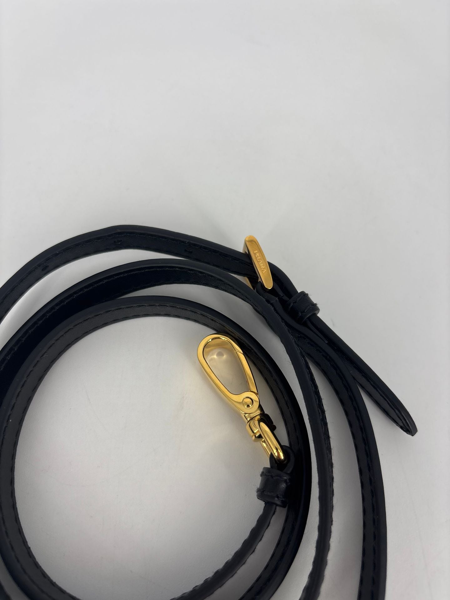Bandoulière Prada cuir noir crochets dorés réglable-4