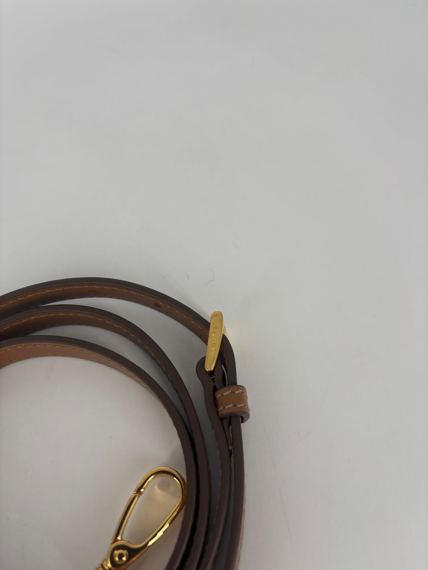 Bandoulière Prada cuir marron crochets dorés – 115 cm – étui d'origine-4