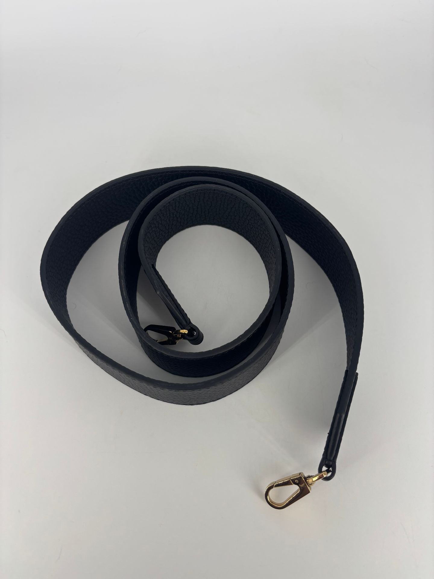 Bandoulière Louis Vuitton cuir noir large 5 cm crochets dorés – 110 cm-2