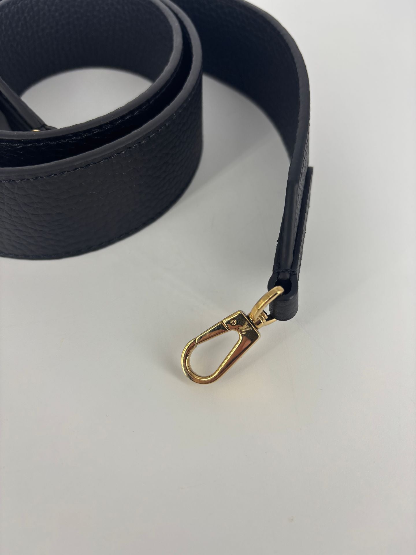 Bandoulière Louis Vuitton cuir noir large 5 cm crochets dorés – 110 cm-3