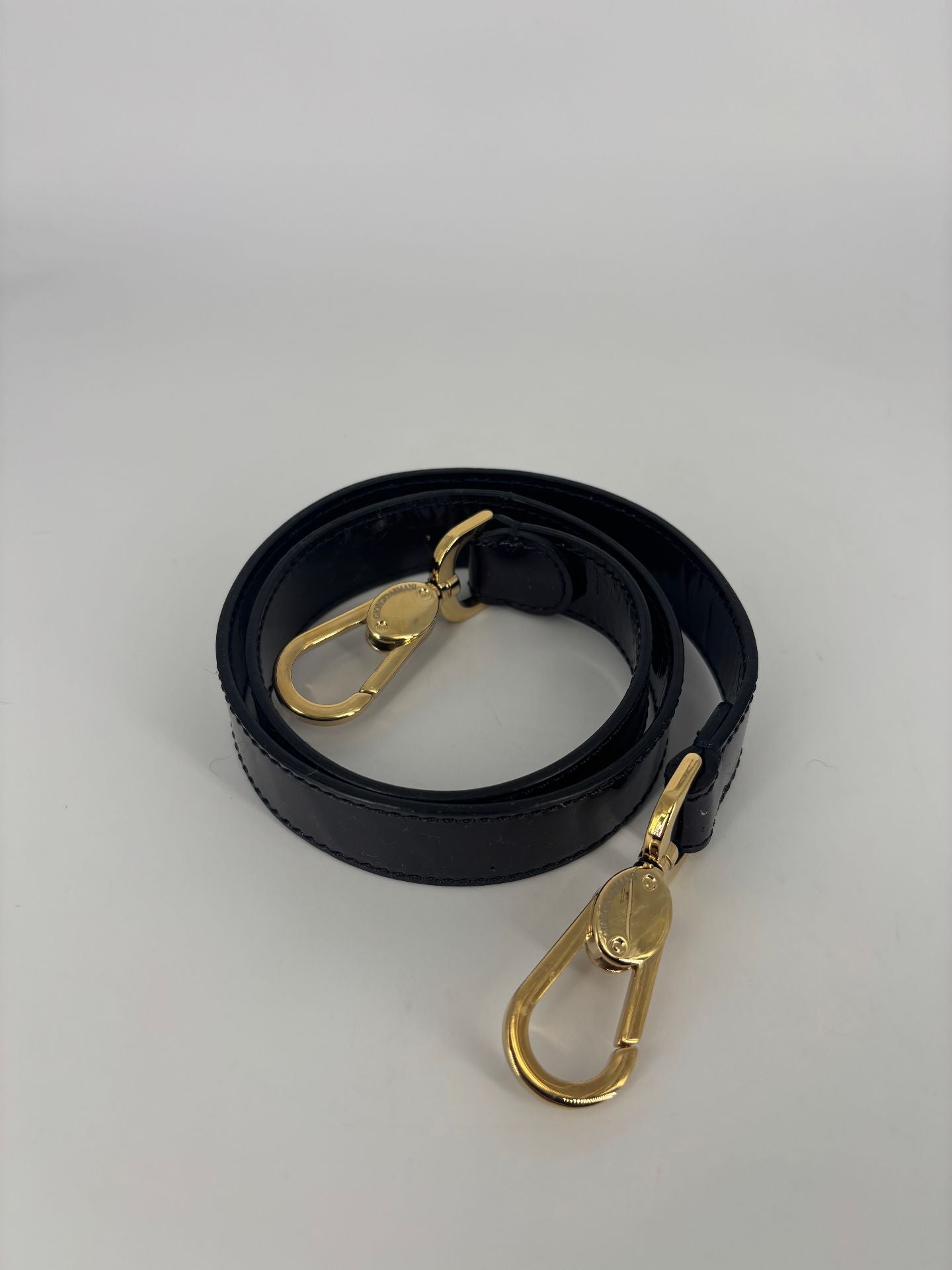 Bandoulière Giorgio Armani cuir noir crochets dorés –80 cm