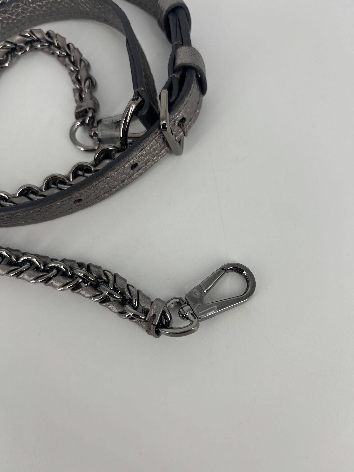 Bandoulière Louis Vuitton chaîne gunmetal tressée cuir noir – 115 cm-3