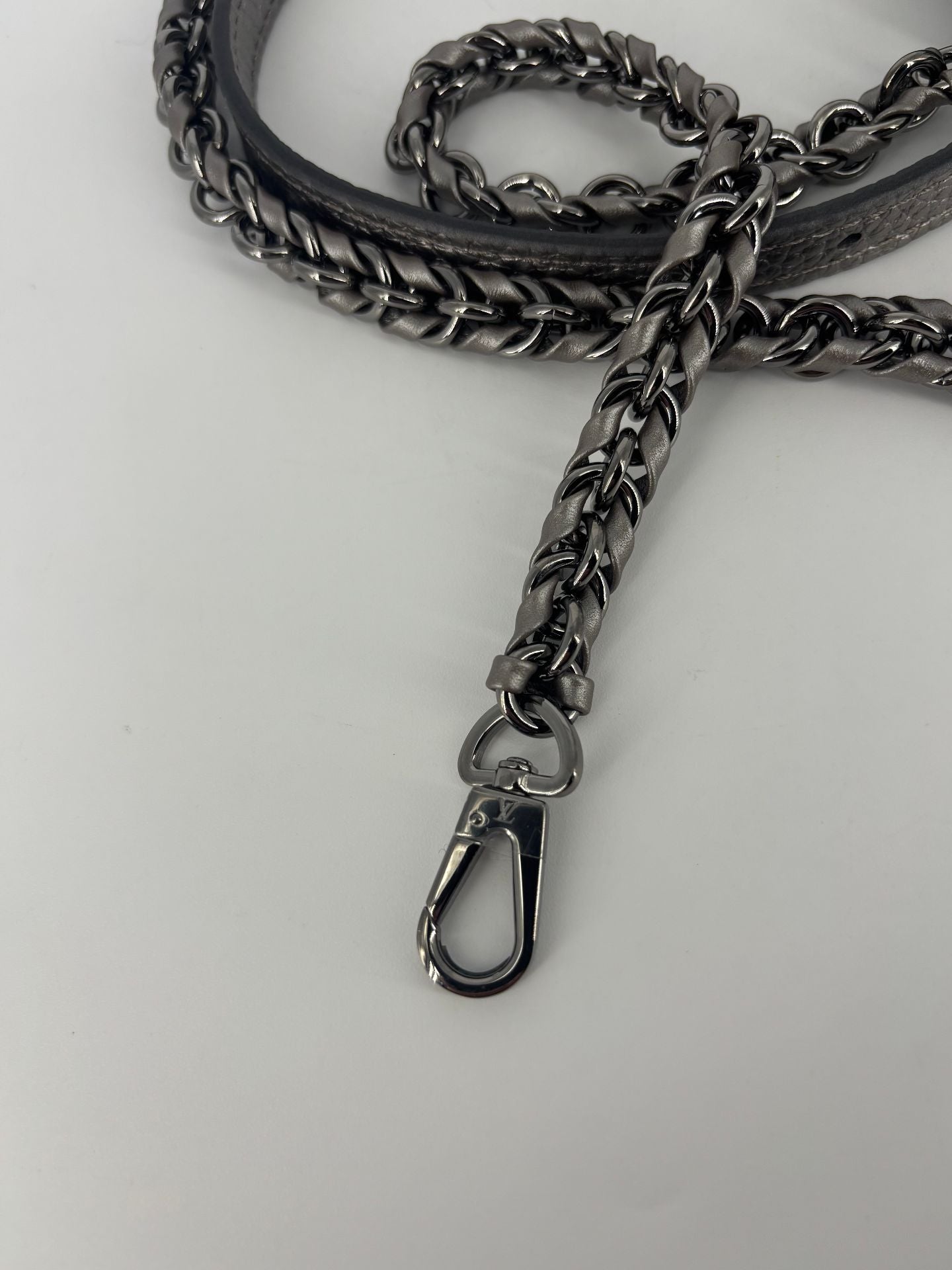 Bandoulière Louis Vuitton chaîne gunmetal tressée cuir noir – 115 cm-4