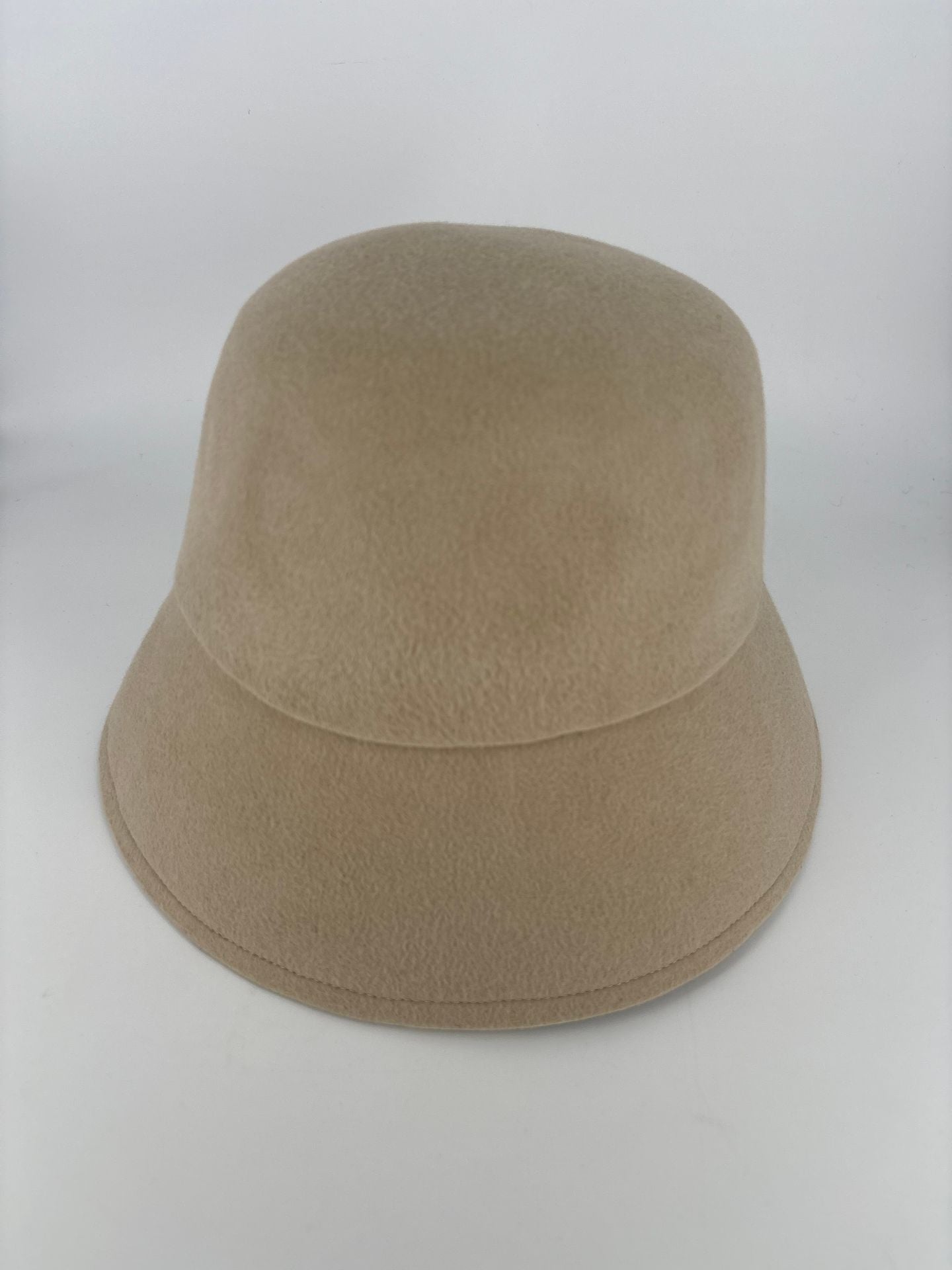 Chapeau bucket Akris feutre de laine beige bord large