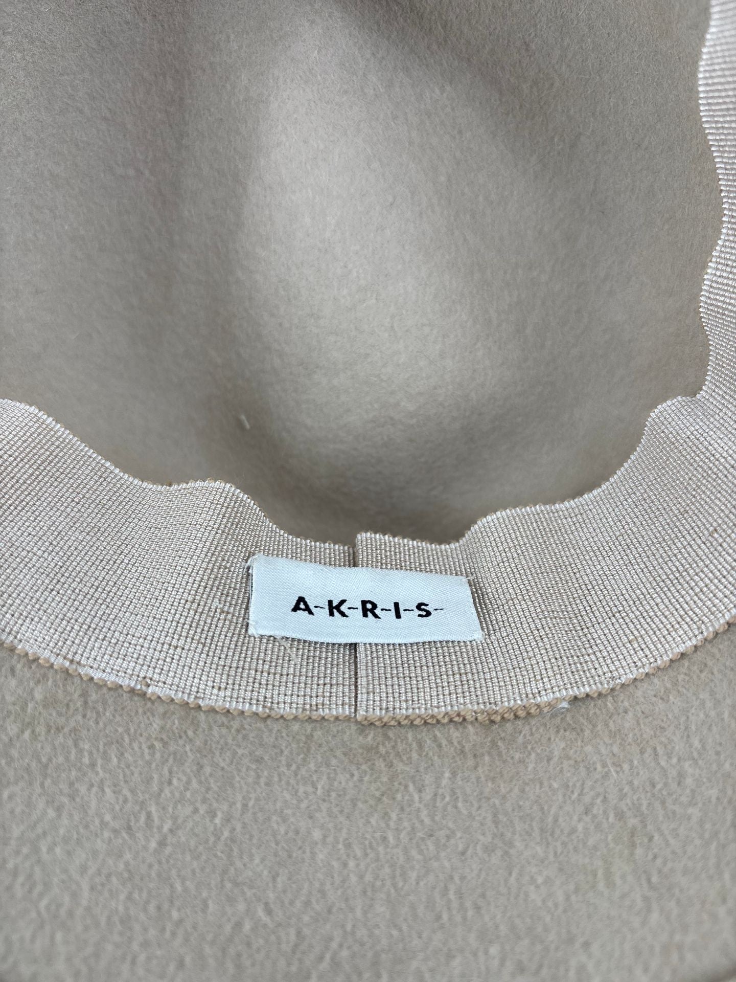 Chapeau bucket Akris feutre de laine beige bord large-4