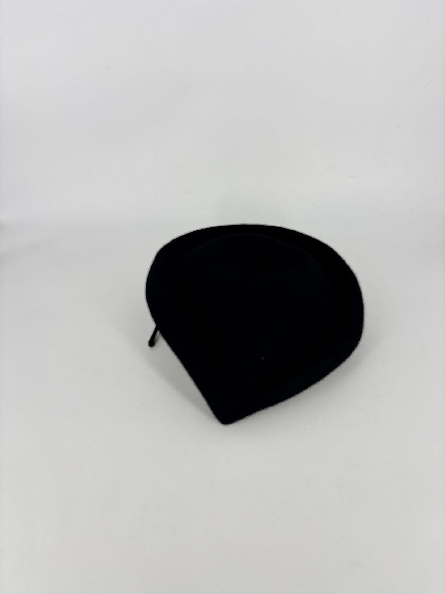 Chapeau Akris feutre laine noir cloche bord asymétrique-2