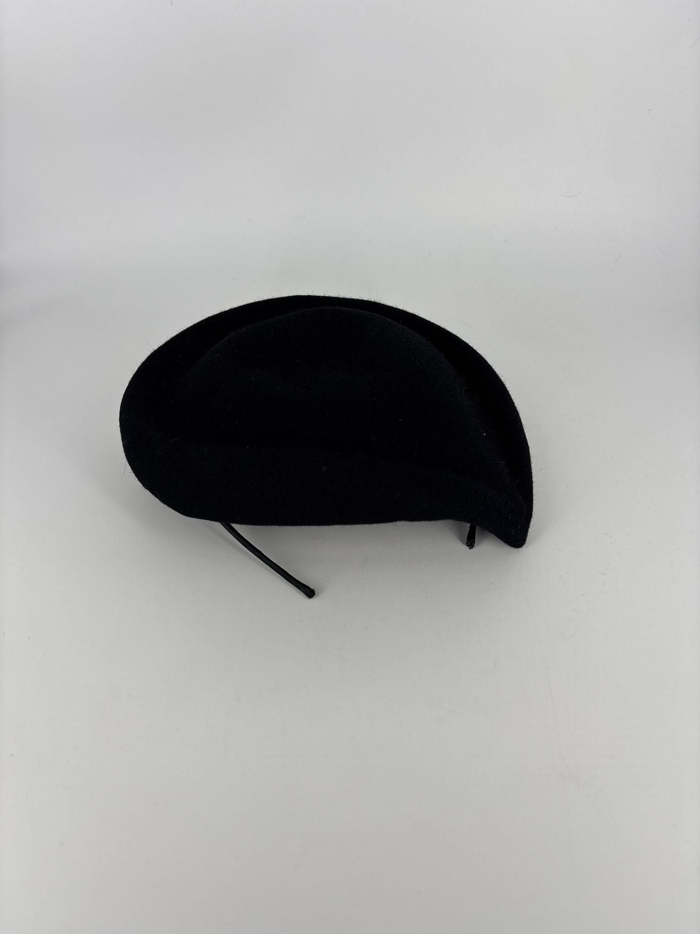 Chapeau Akris feutre laine noir cloche bord asymétrique