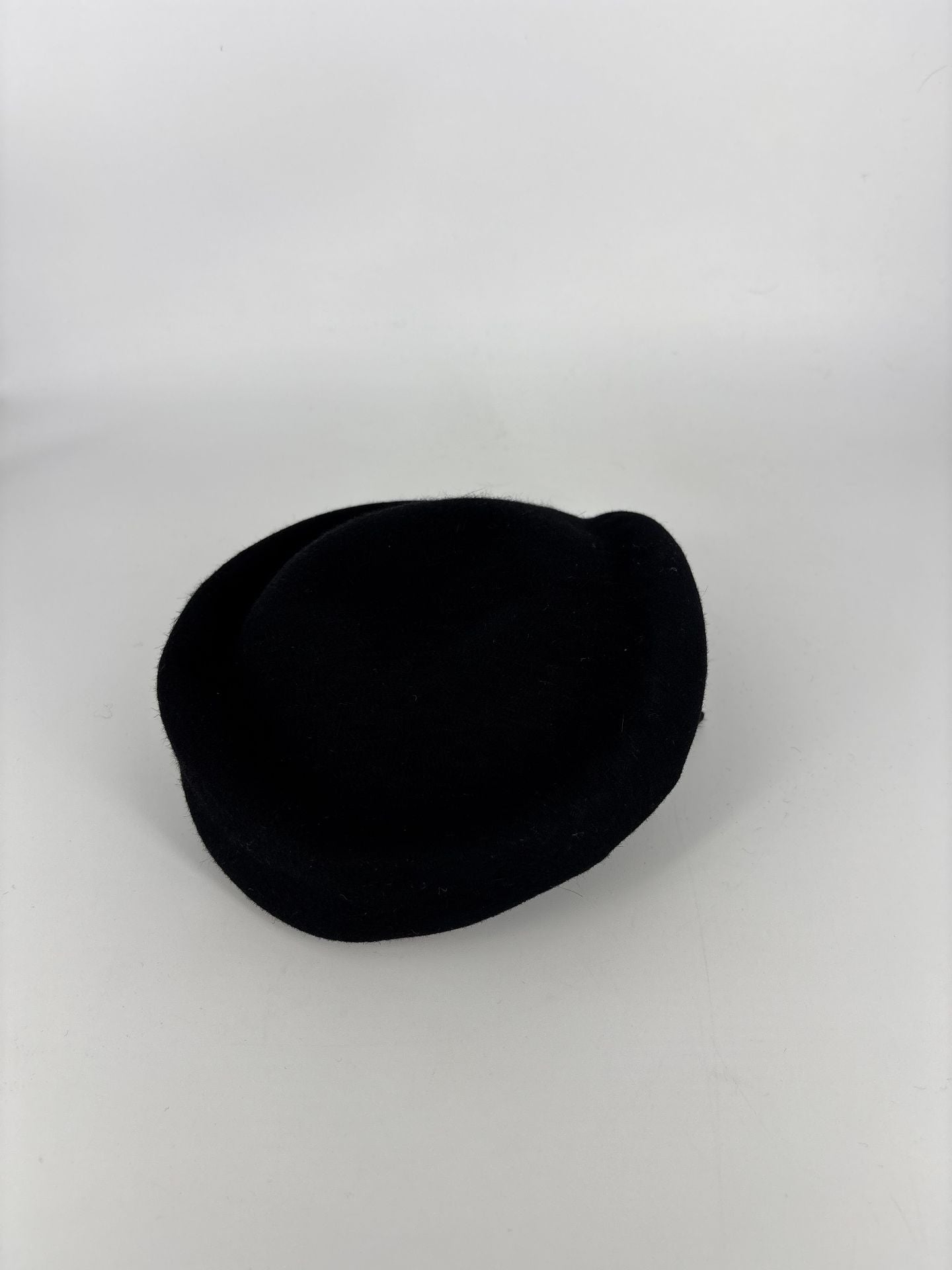 Chapeau Akris feutre laine noir cloche bord asymétrique-3