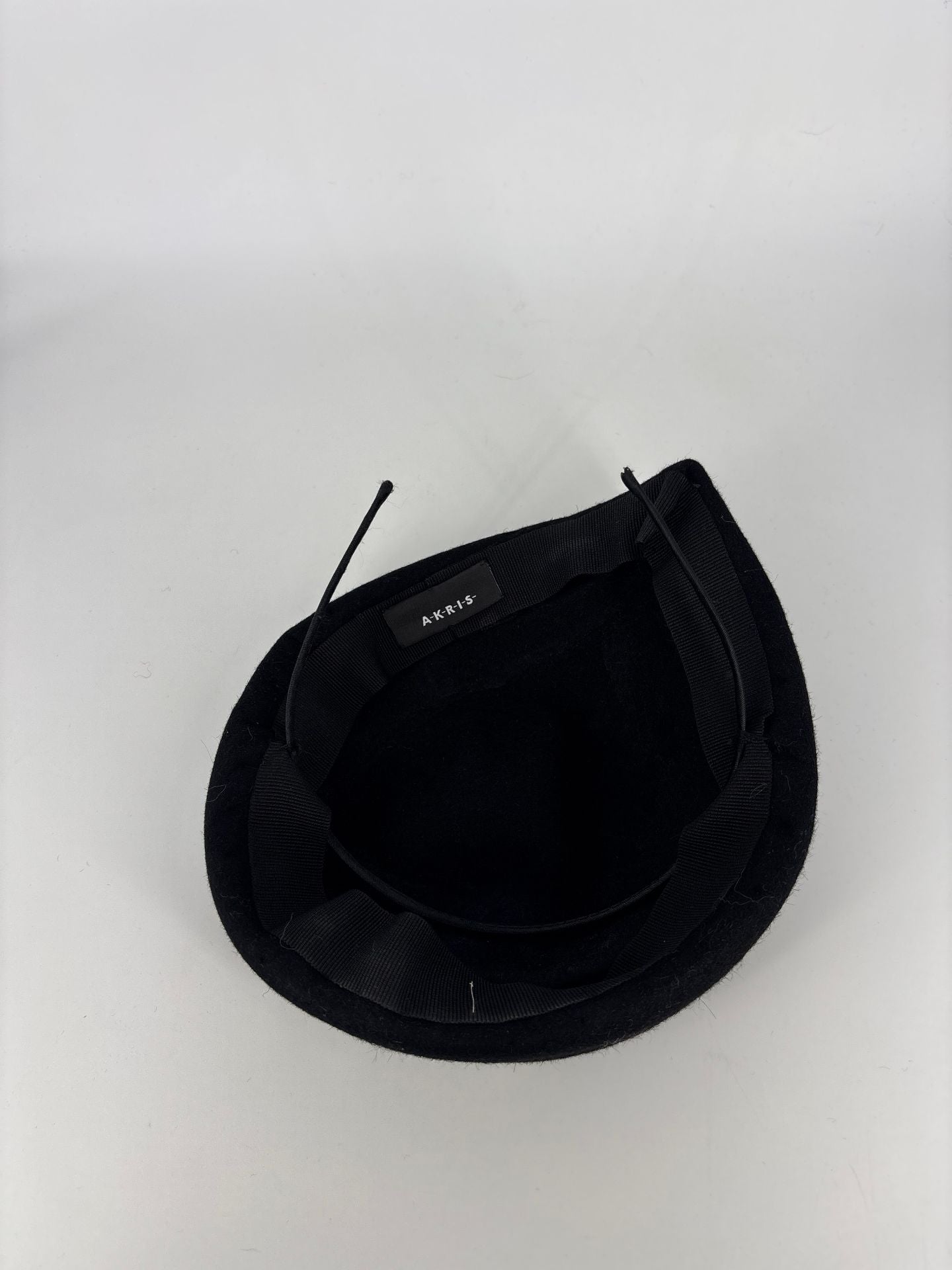 Chapeau Akris feutre laine noir cloche bord asymétrique-4