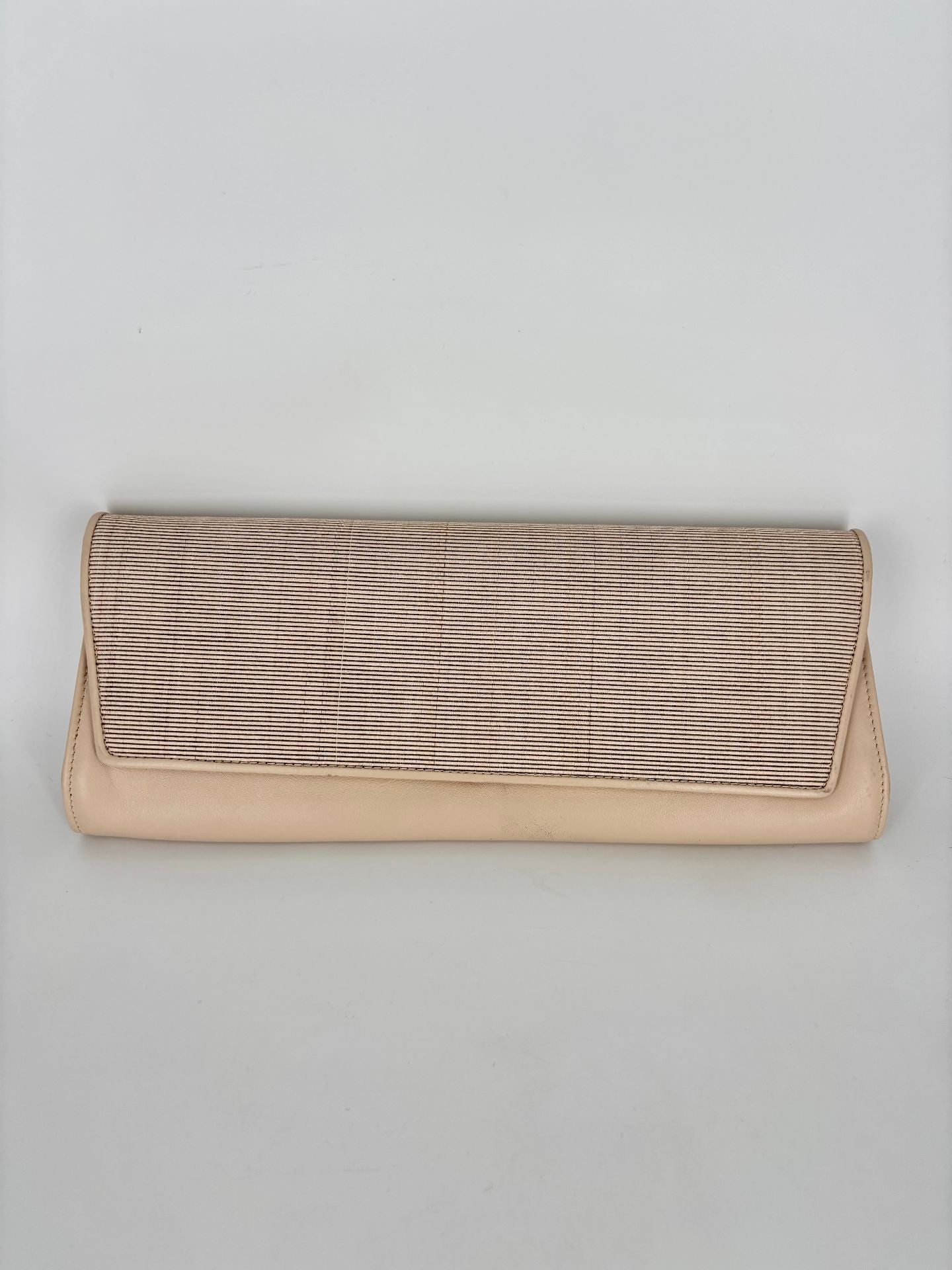 Pochette Akris cuir beige rabat stries métallisées texturées – 29 × 11 cm-4