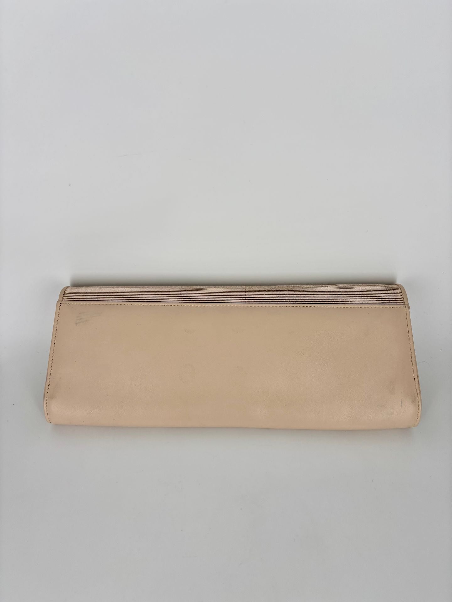 Pochette Akris cuir beige rabat stries métallisées texturées – 29 × 11 cm-2