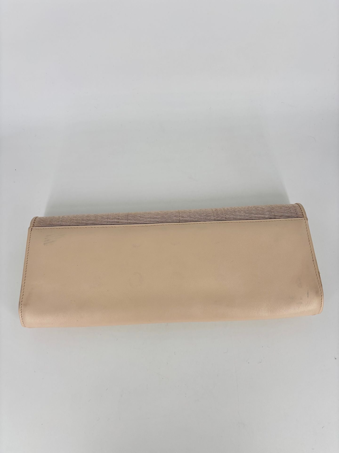 Pochette Akris cuir beige rabat stries métallisées texturées – 29 × 11 cm-3