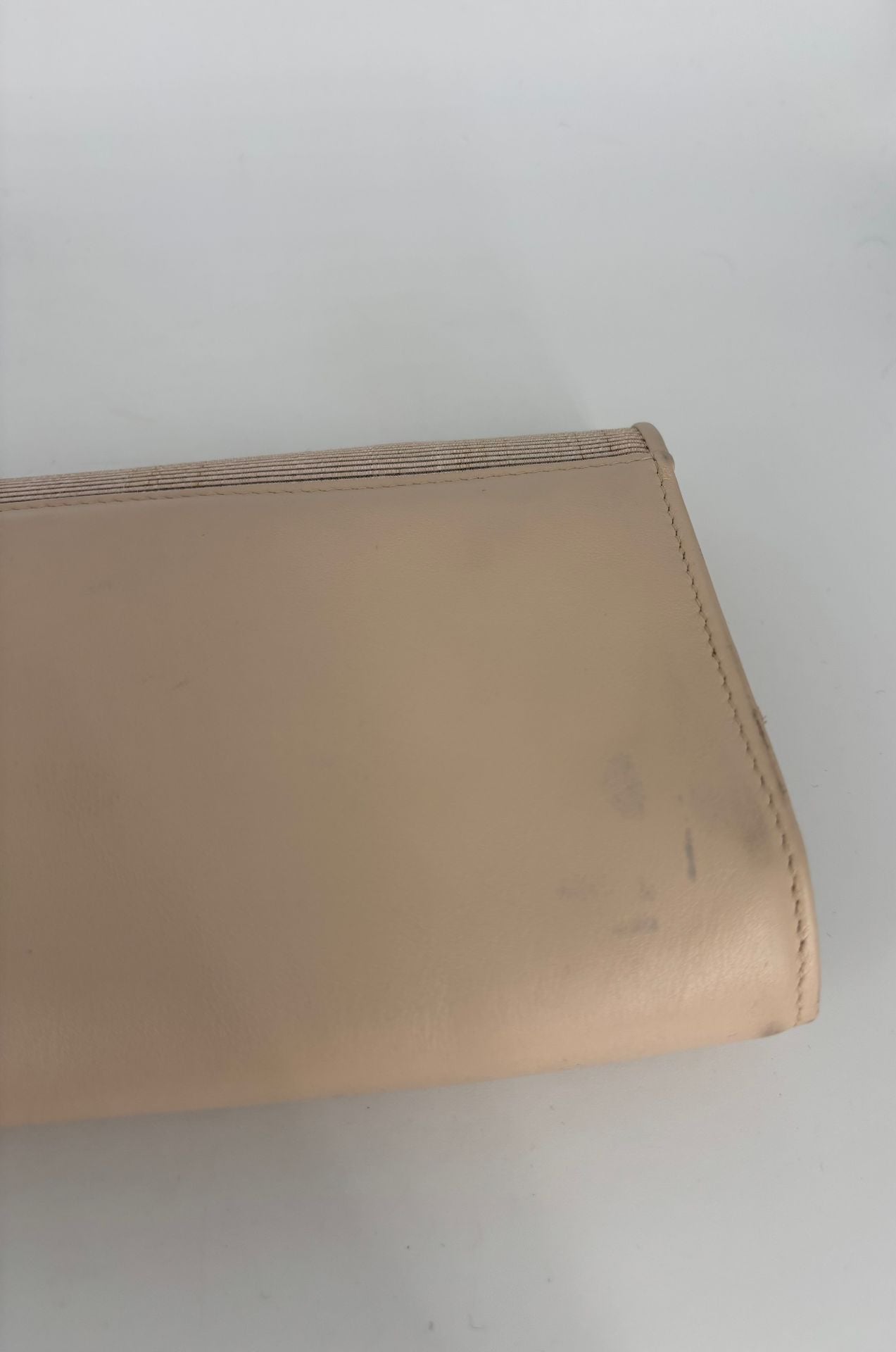 Pochette Akris cuir beige rabat stries métallisées texturées – 29 × 11 cm-5