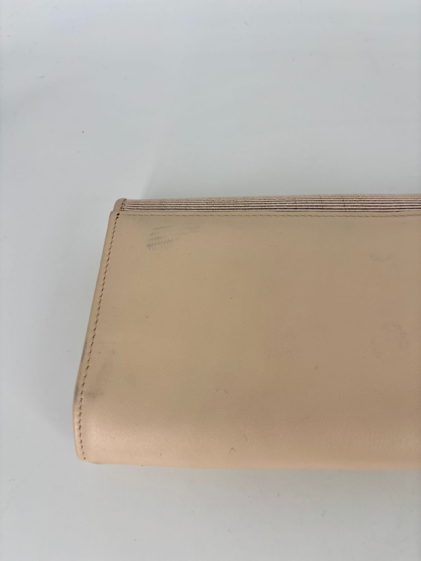 Pochette Akris cuir beige rabat stries métallisées texturées – 29 × 11 cm-6