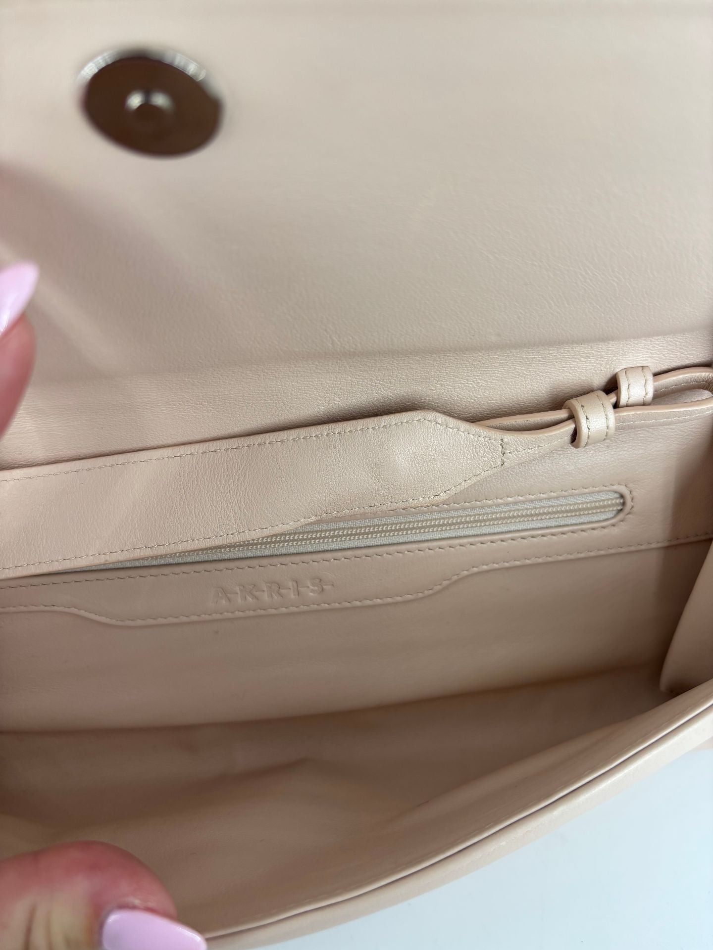 Pochette Akris cuir beige rabat stries métallisées texturées – 29 × 11 cm-7