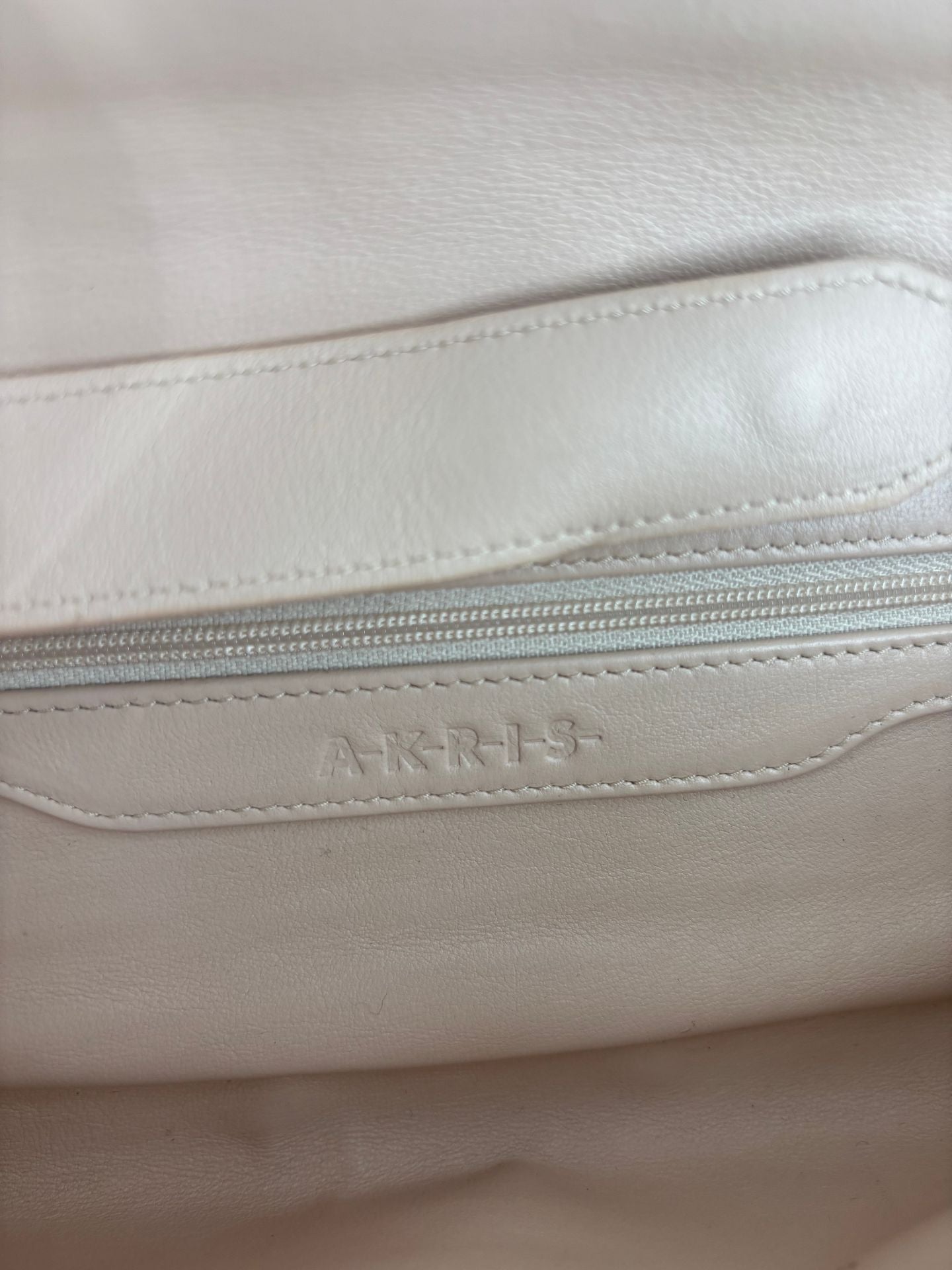 Pochette Akris cuir beige rabat stries métallisées texturées – 29 × 11 cm-8