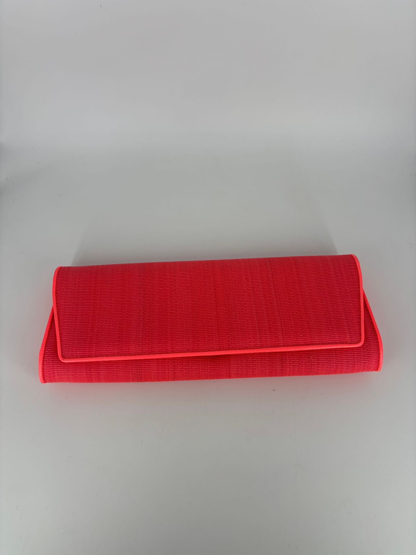 Pochette Akris tissu rouge texturé stries rabat liseré contrastant – 29 × 11 cm-2
