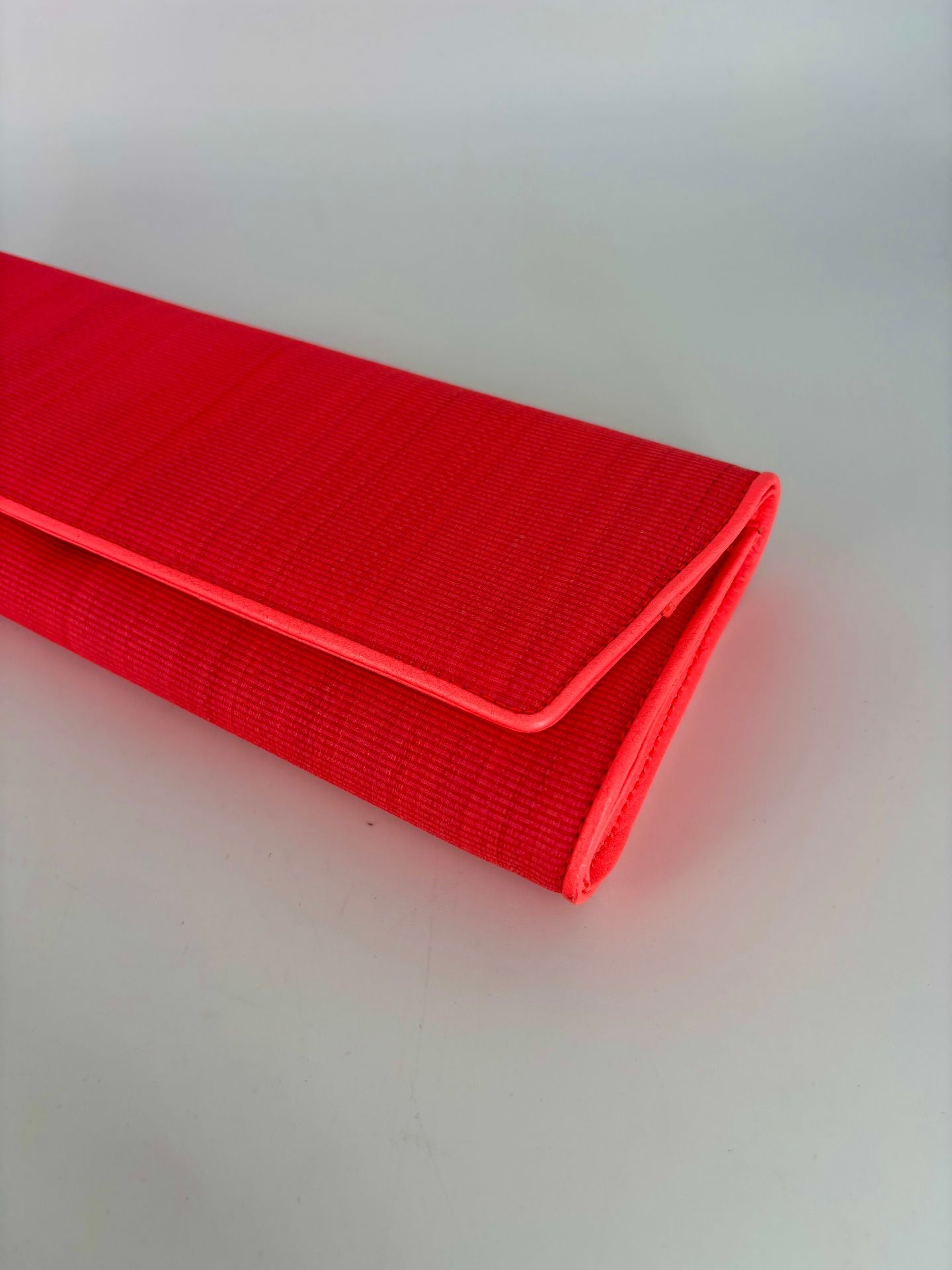 Pochette Akris tissu rouge texturé stries rabat liseré contrastant – 29 × 11 cm-3