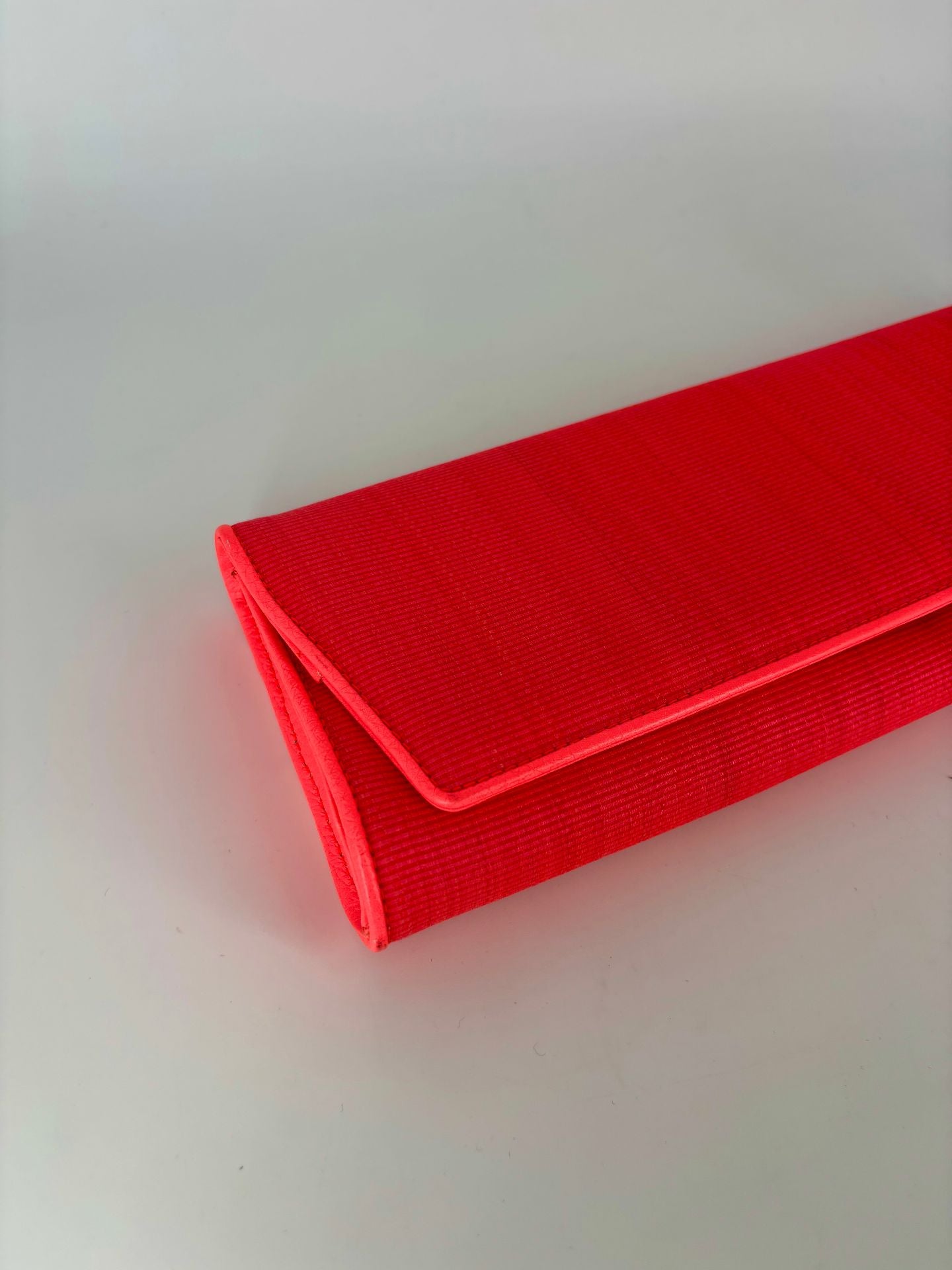 Pochette Akris tissu rouge texturé stries rabat liseré contrastant – 29 × 11 cm-4