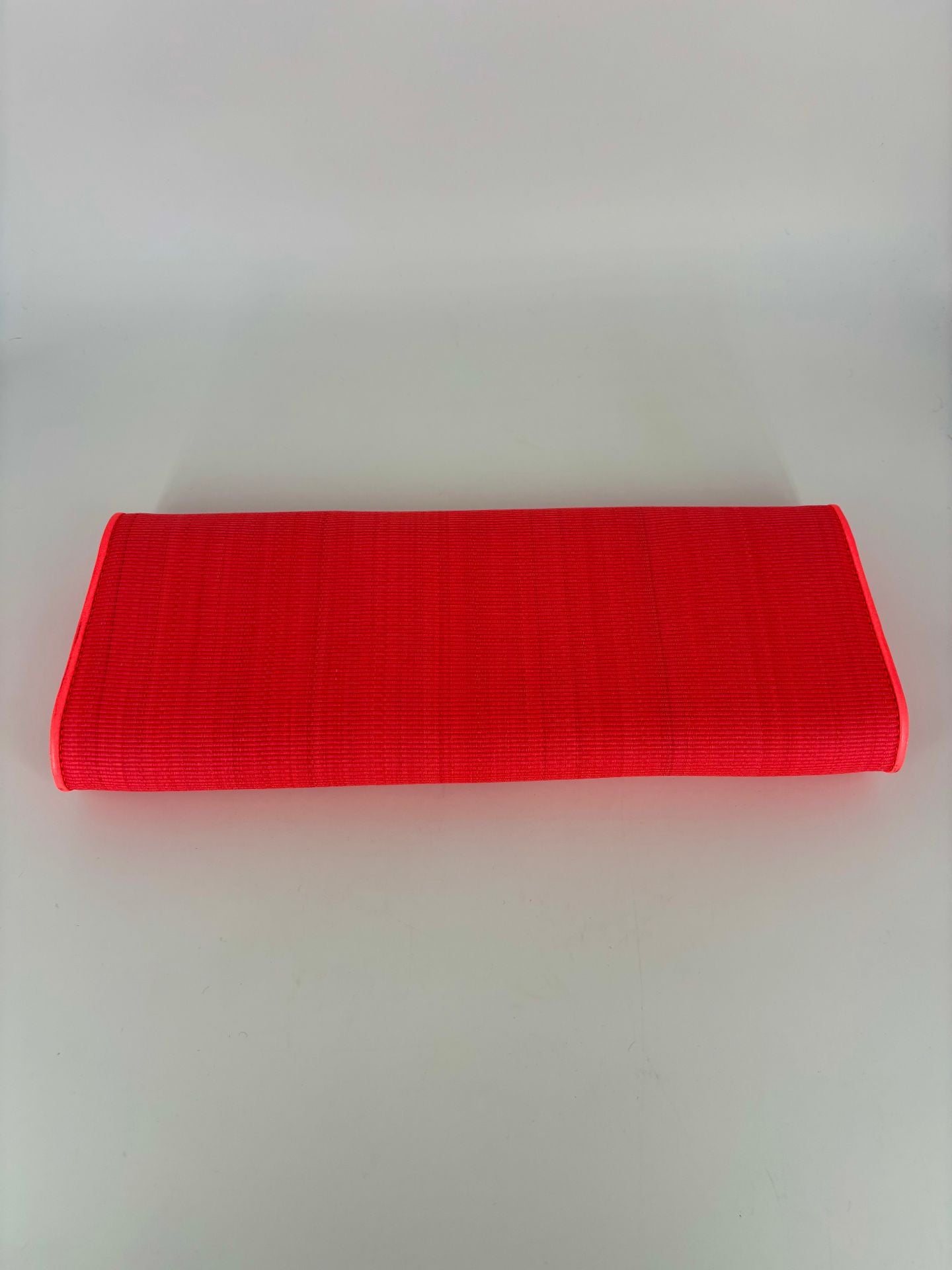 Pochette Akris tissu rouge texturé stries rabat liseré contrastant – 29 × 11 cm-5