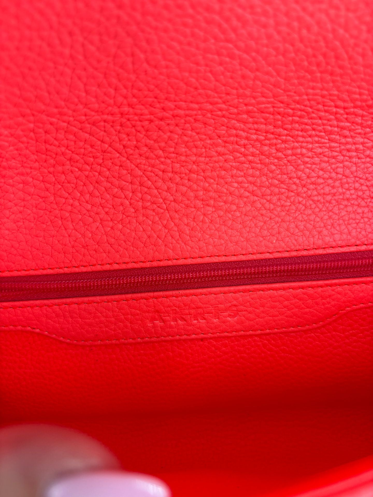 Pochette Akris tissu rouge texturé stries rabat liseré contrastant – 29 × 11 cm-7