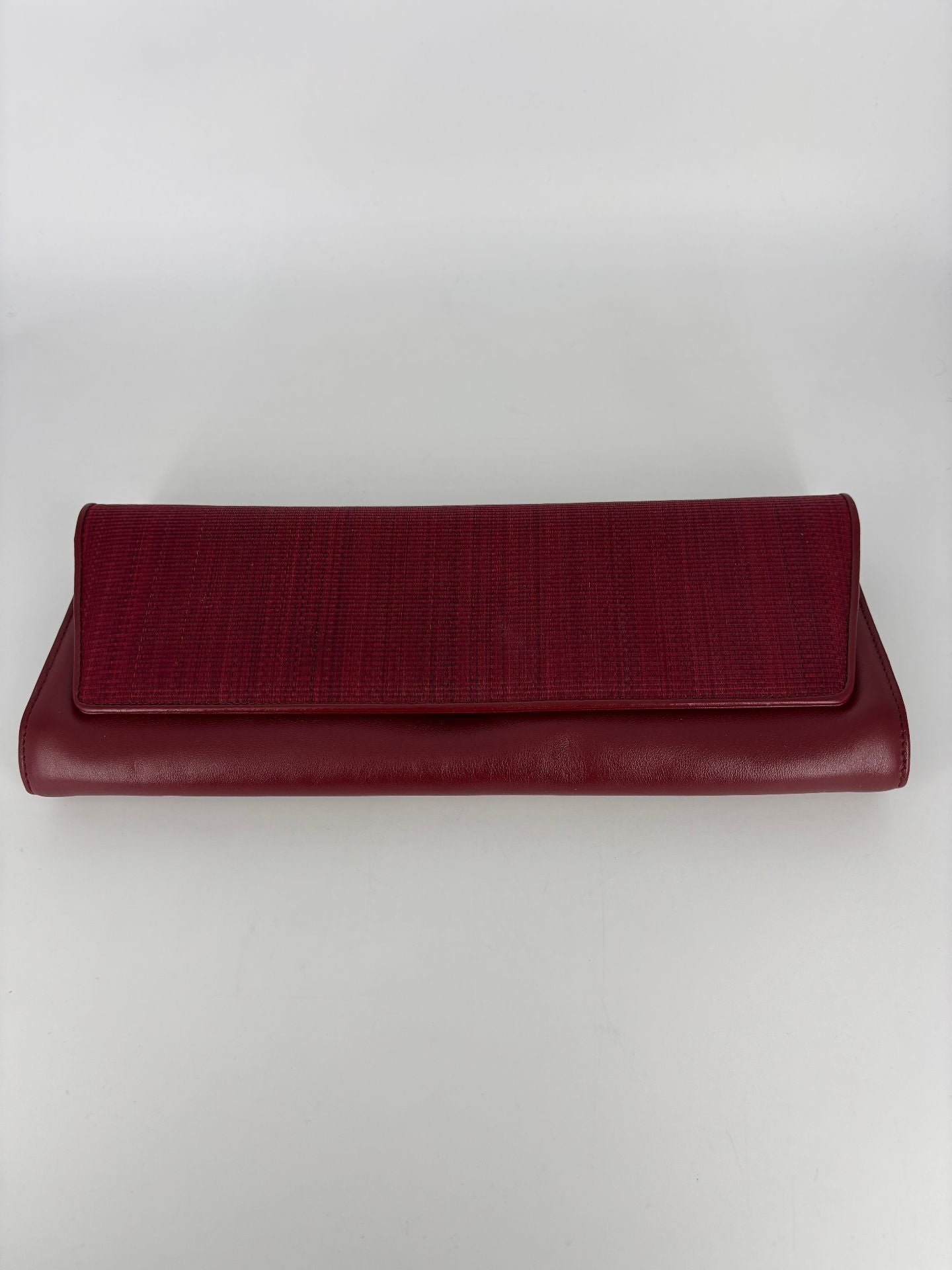 Pochette Akris tissu bordeau texturé stries rabat liseré contrastant – 29 × 11 cm-2