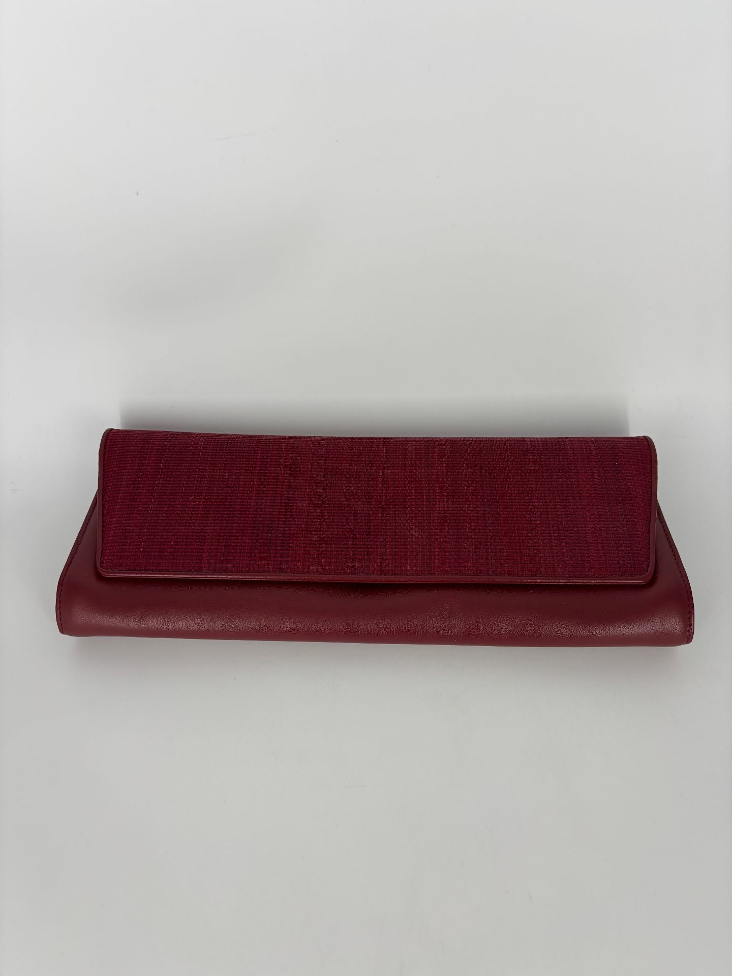 Pochette Akris tissu bordeau texturé stries rabat liseré contrastant – 29 × 11 cm-3