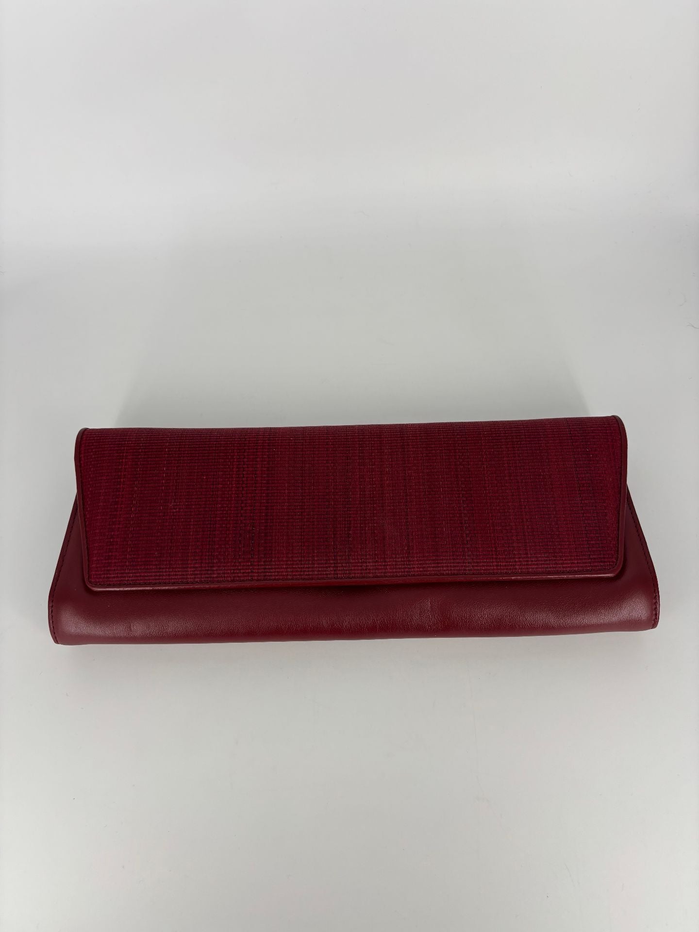 Pochette Akris tissu bordeau texturé stries rabat liseré contrastant – 29 × 11 cm-4