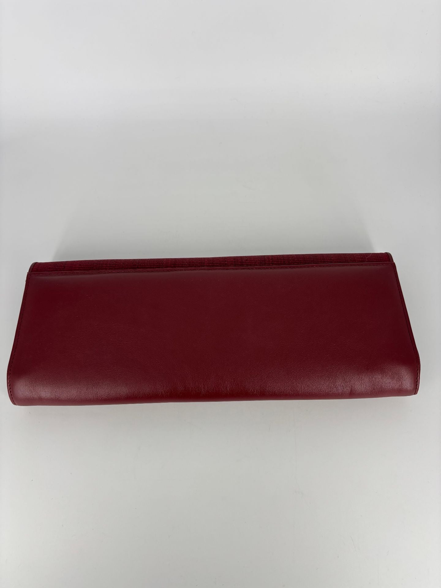 Pochette Akris tissu bordeau texturé stries rabat liseré contrastant – 29 × 11 cm-5
