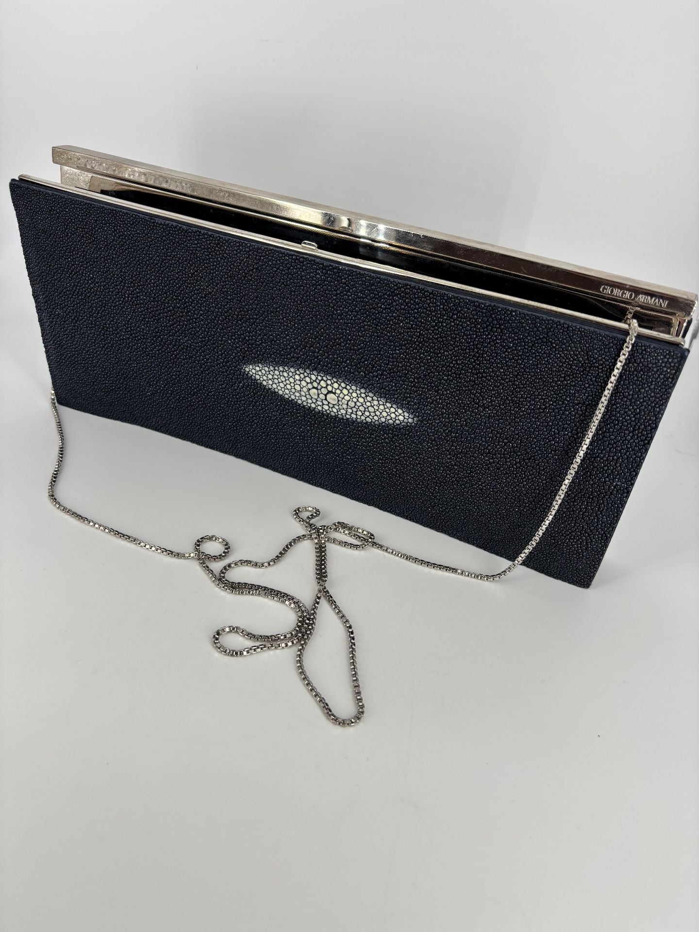 Pochette Giorgio Armani galuchat véritable noir motif naturel – 31 × 14 cm-2