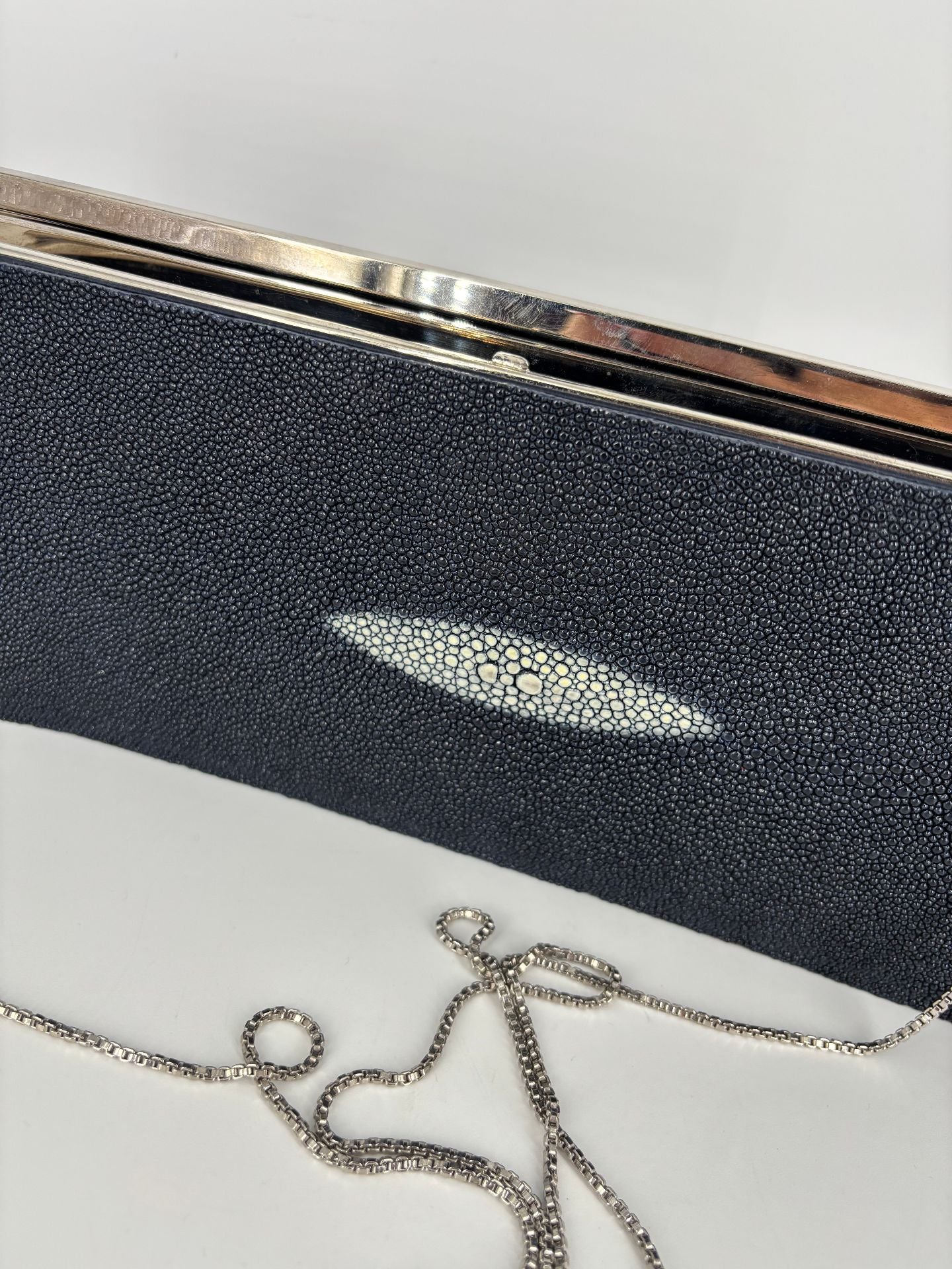 Pochette Giorgio Armani galuchat véritable noir motif naturel – 31 × 14 cm-3