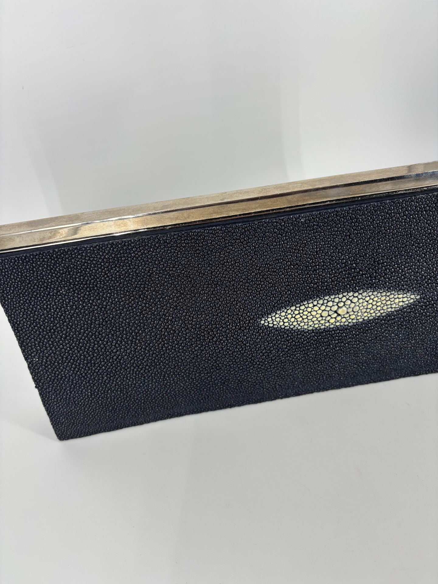 Pochette Giorgio Armani galuchat véritable noir motif naturel – 31 × 14 cm-8