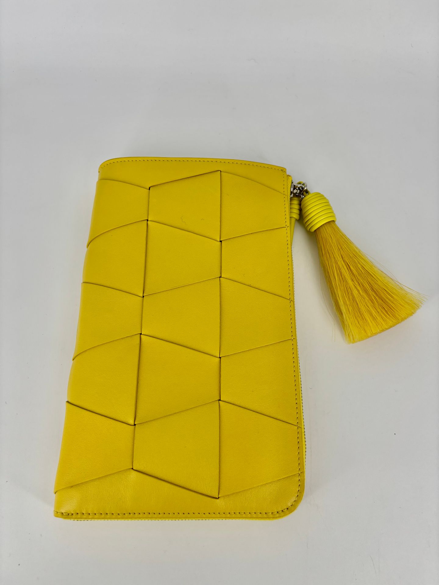 Pochette Akris cuir jaune tressé géométrique origami zip pompon – 25 × 15 cm-3