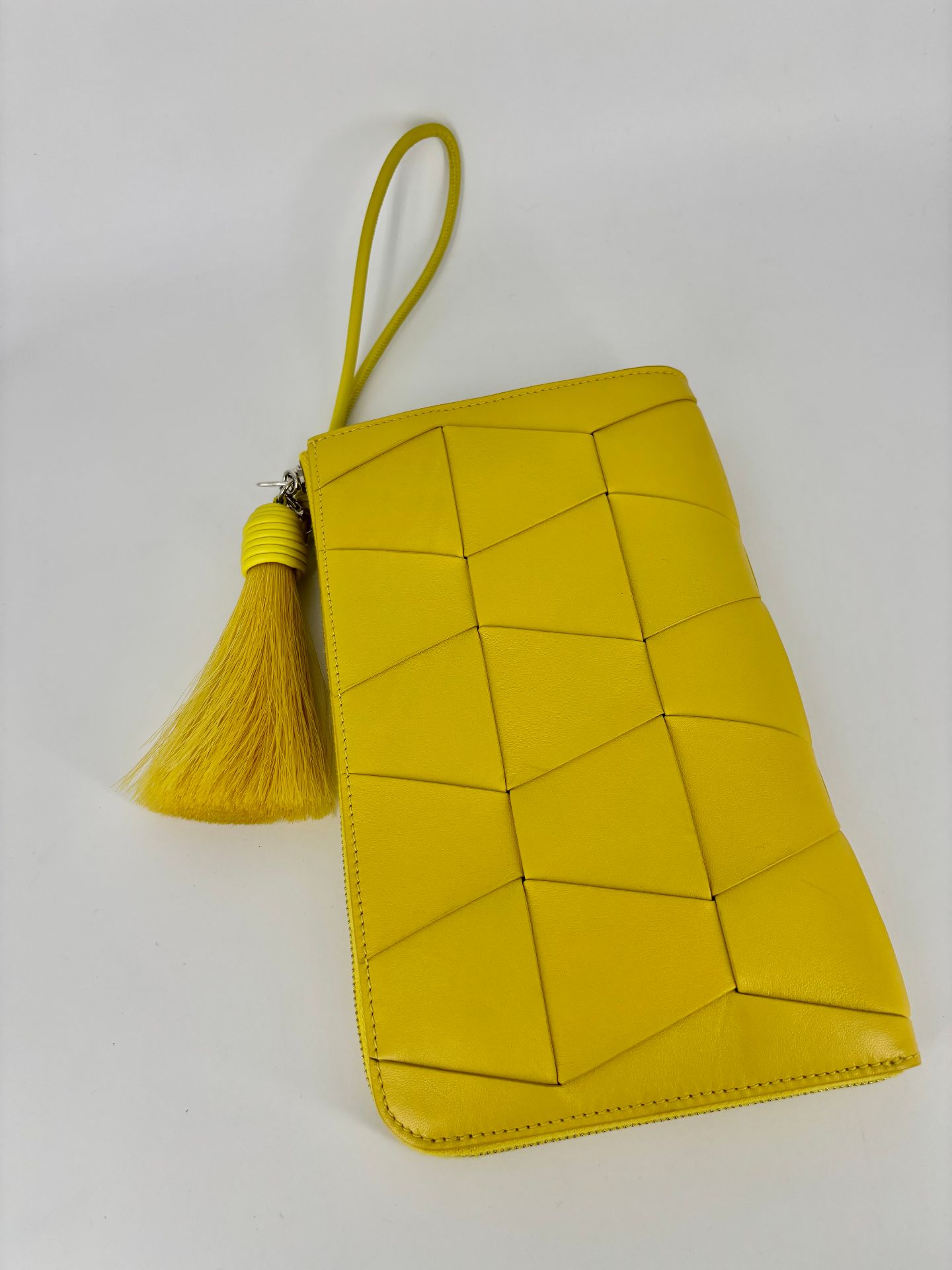 Pochette Akris cuir jaune tressé géométrique origami zip pompon – 25 × 15 cm-4