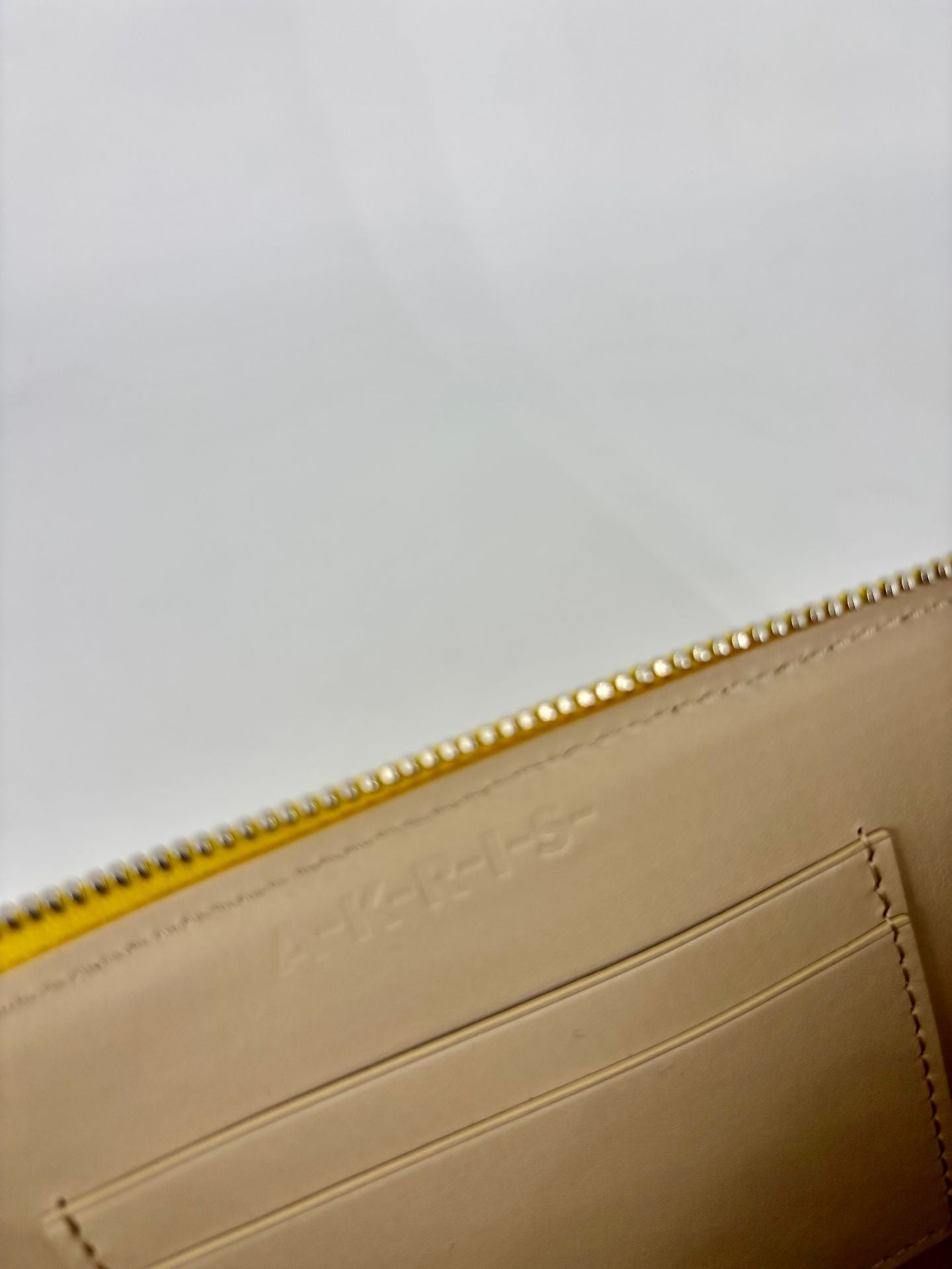 Pochette Akris cuir jaune tressé géométrique origami zip pompon – 25 × 15 cm-7