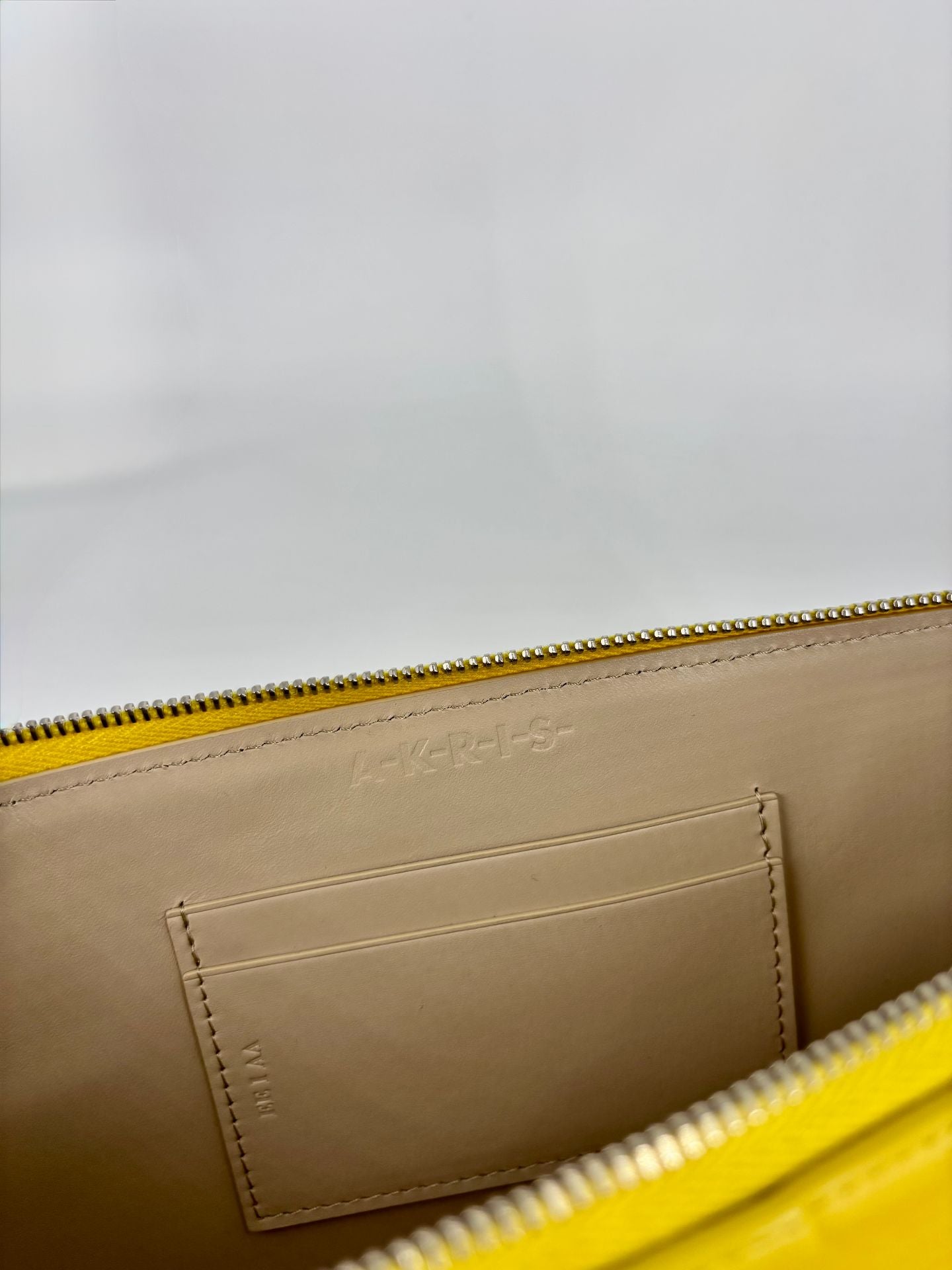 Pochette Akris cuir jaune tressé géométrique origami zip pompon – 25 × 15 cm-5