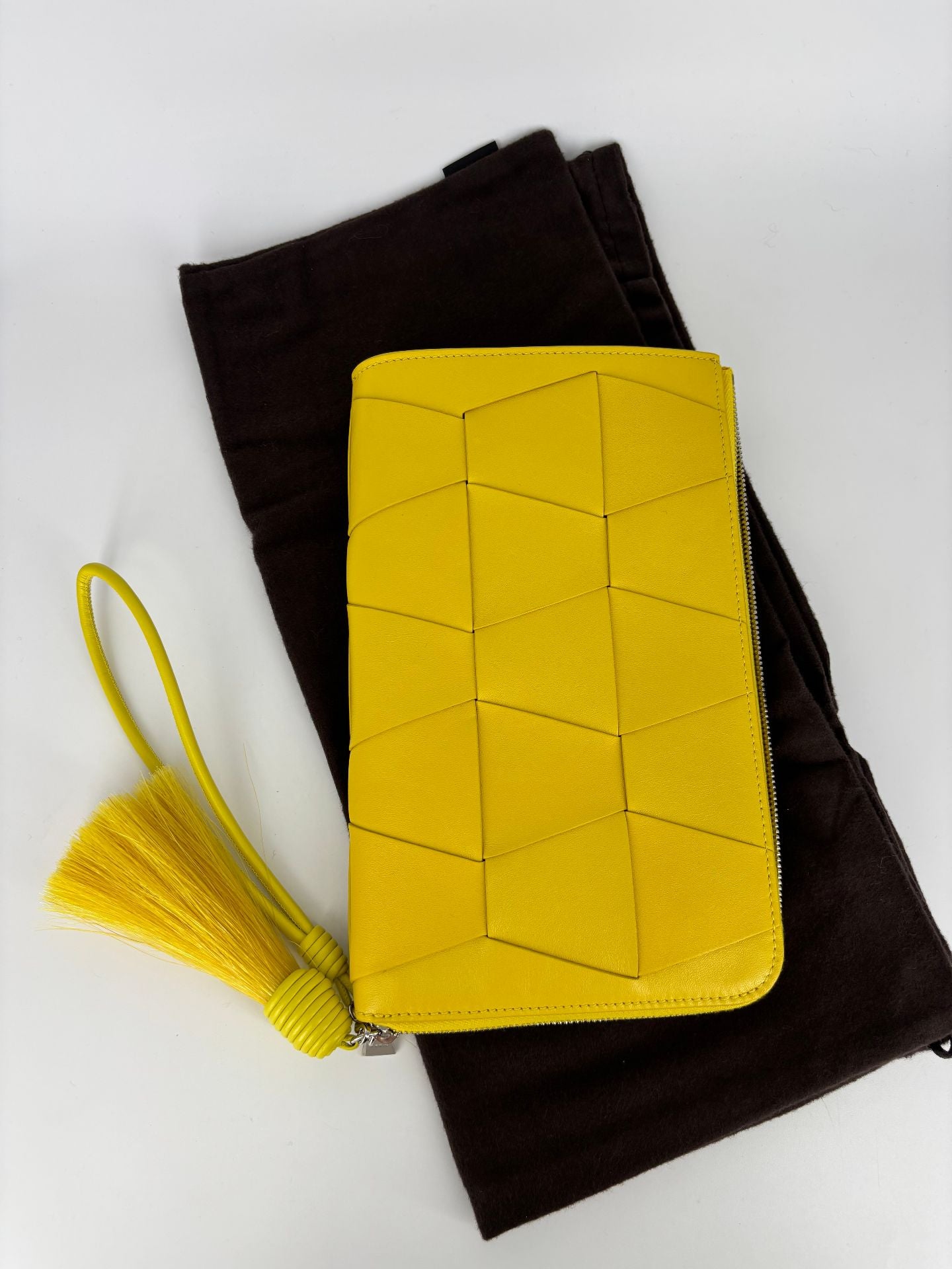 Pochette Akris cuir jaune tressé géométrique origami zip pompon – 25 × 15 cm-6